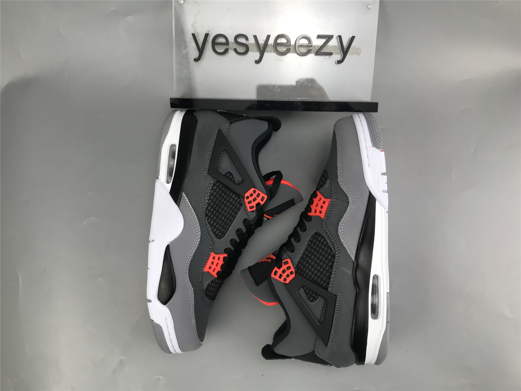 UA AIR JORDAN 4 RETRO 