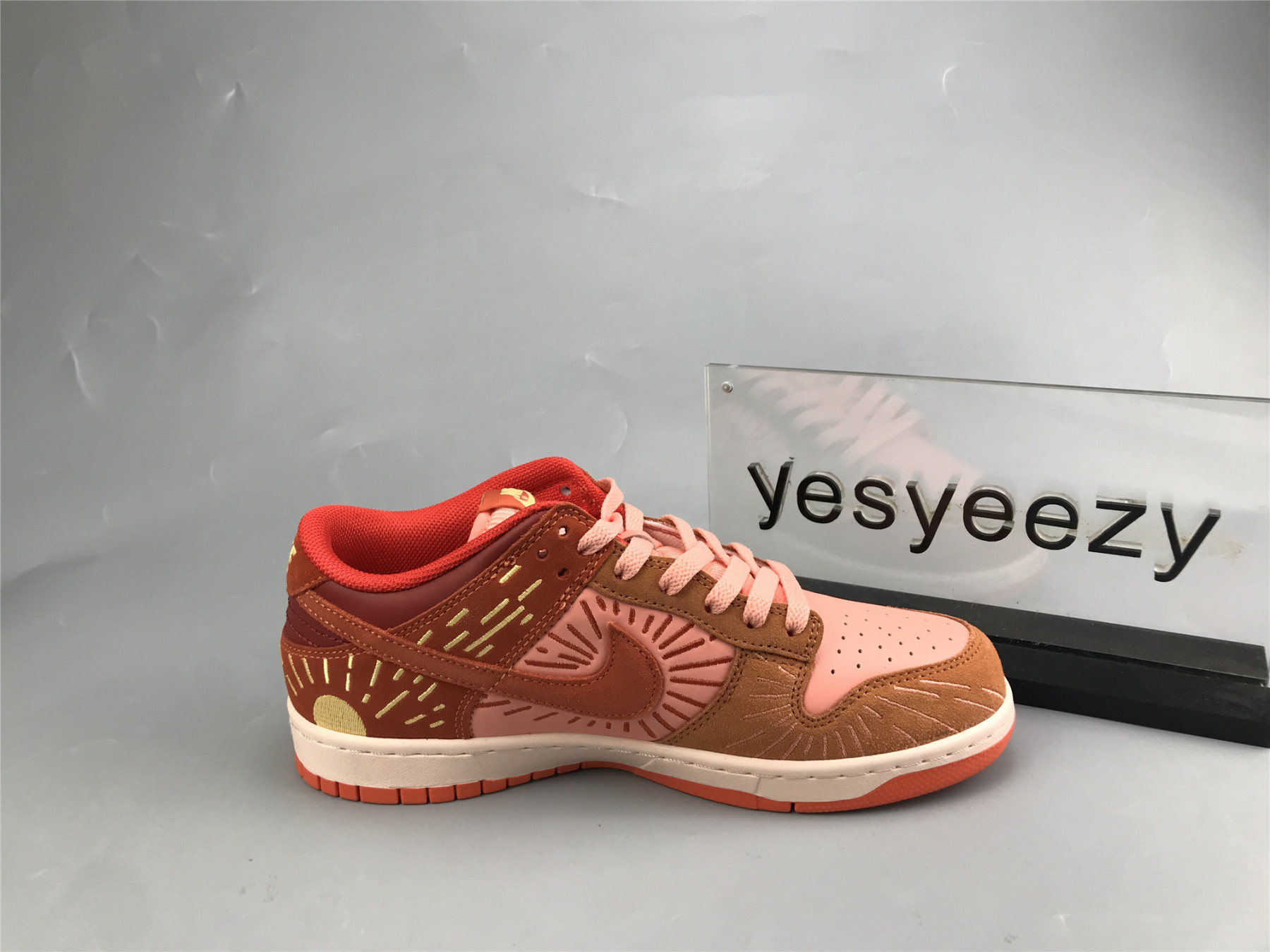 UA NIKE WMNS DUNK LOW 