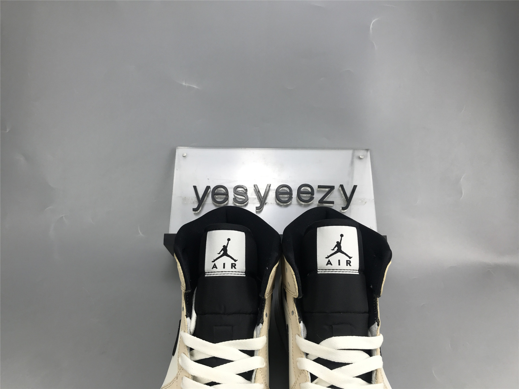 UA WMNS AIR JORDAN 1 MID 