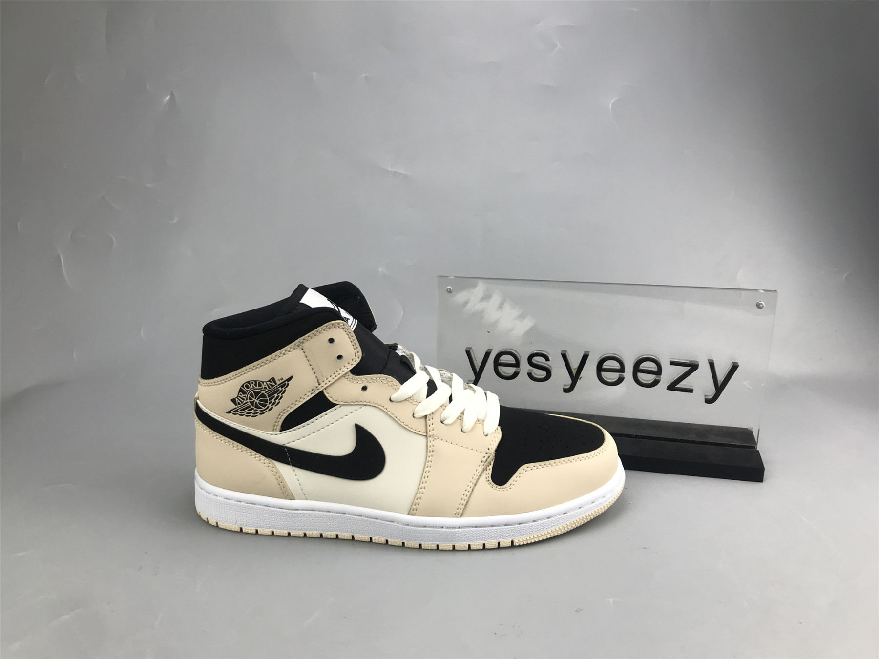 UA WMNS AIR JORDAN 1 MID 