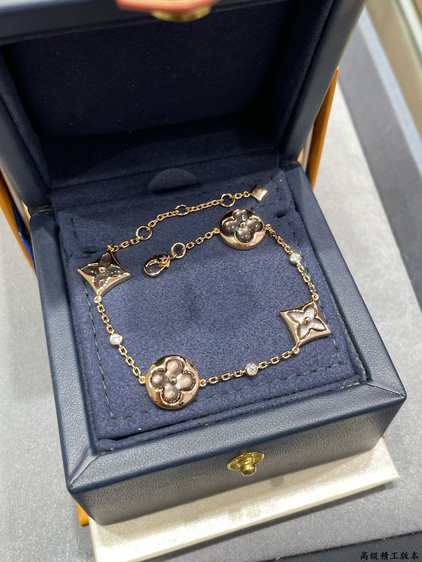 L0vis Vvtt0n Large Four-Flower Natural Gray Mother-of-Pearl Bracelet