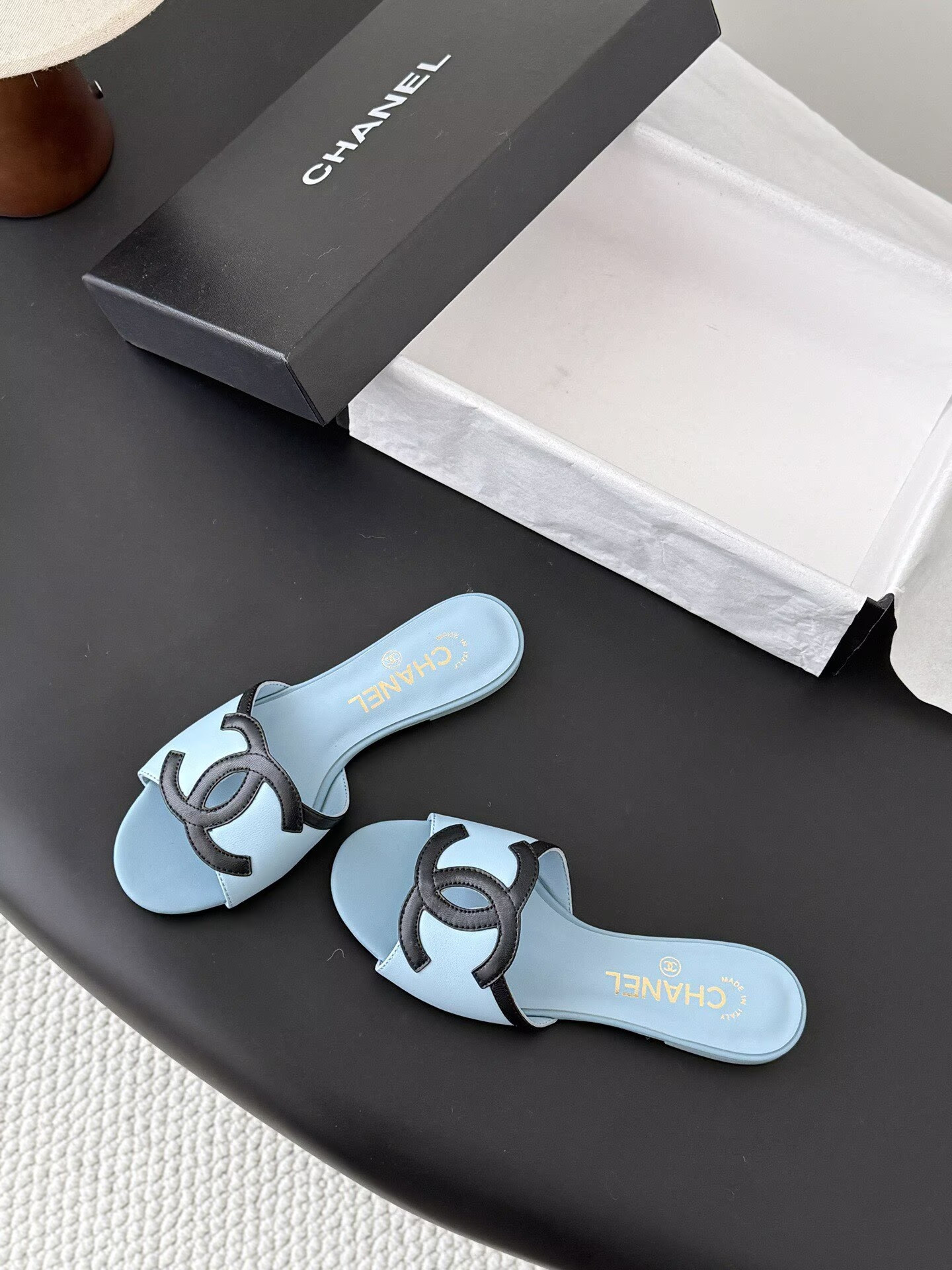 ua Ch**el sandals