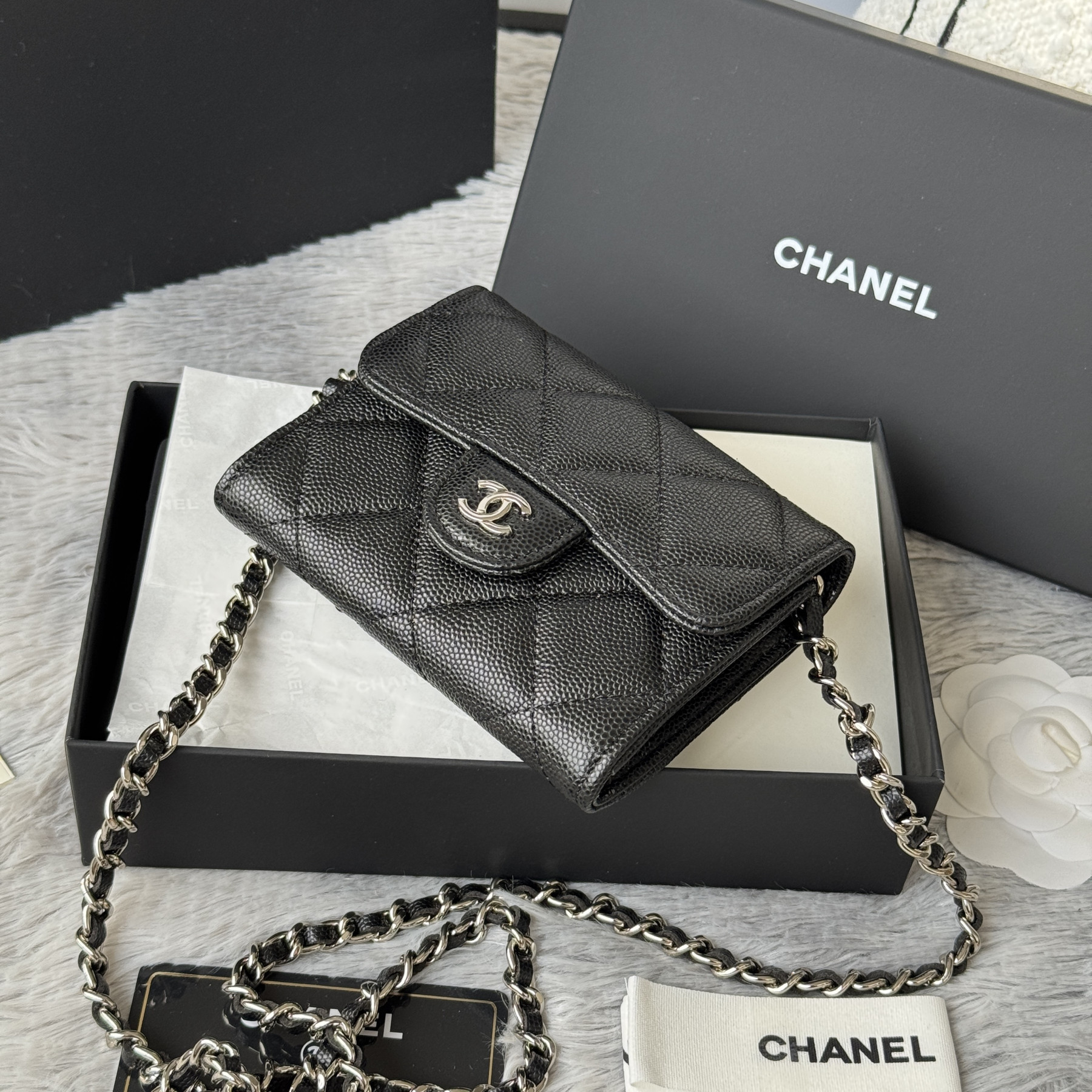 Ch**el wallet on chain 8.5x12.5x2.5cm
