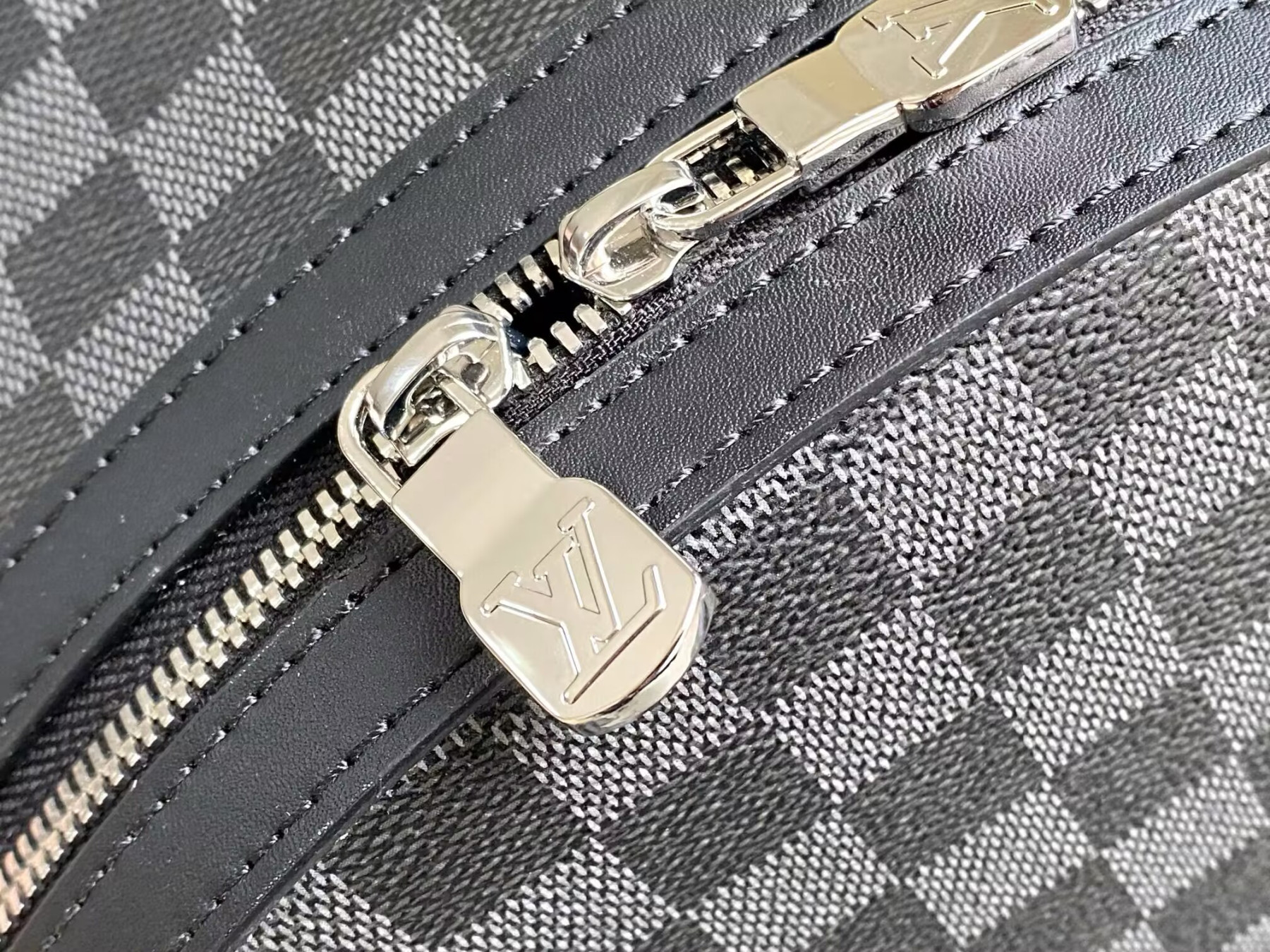 LV Discovery Backpack PM M40514 29x38x20cm