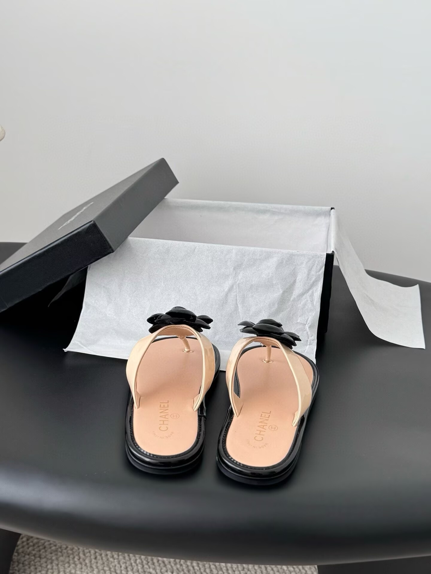 ua Ch**el thongs slides