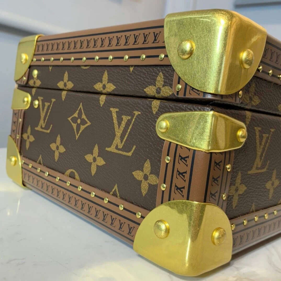 LV 8 WATCH CASE M47641