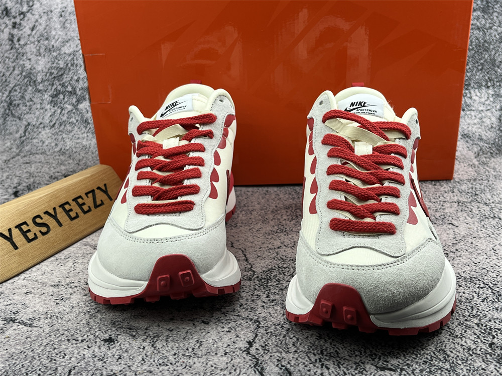 UA NIKE VAPORWAFFLE SACAI SAIL