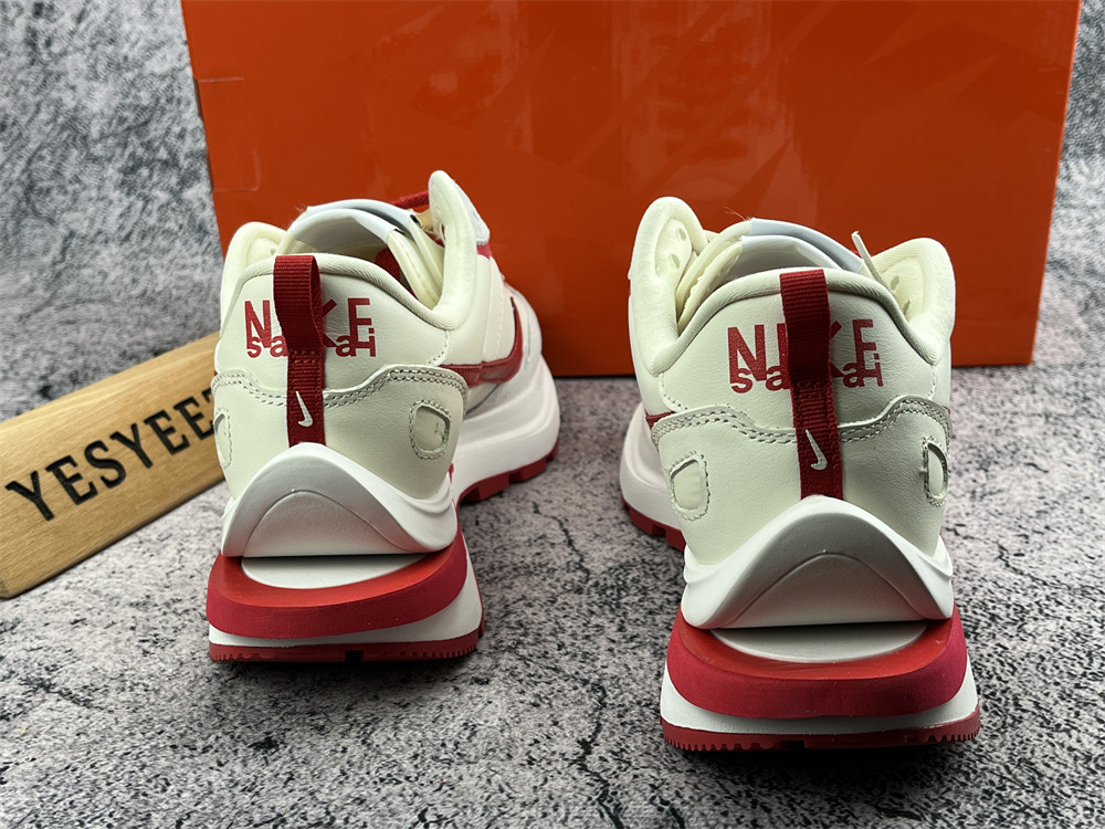 UA NIKE VAPORWAFFLE SACAI SAIL