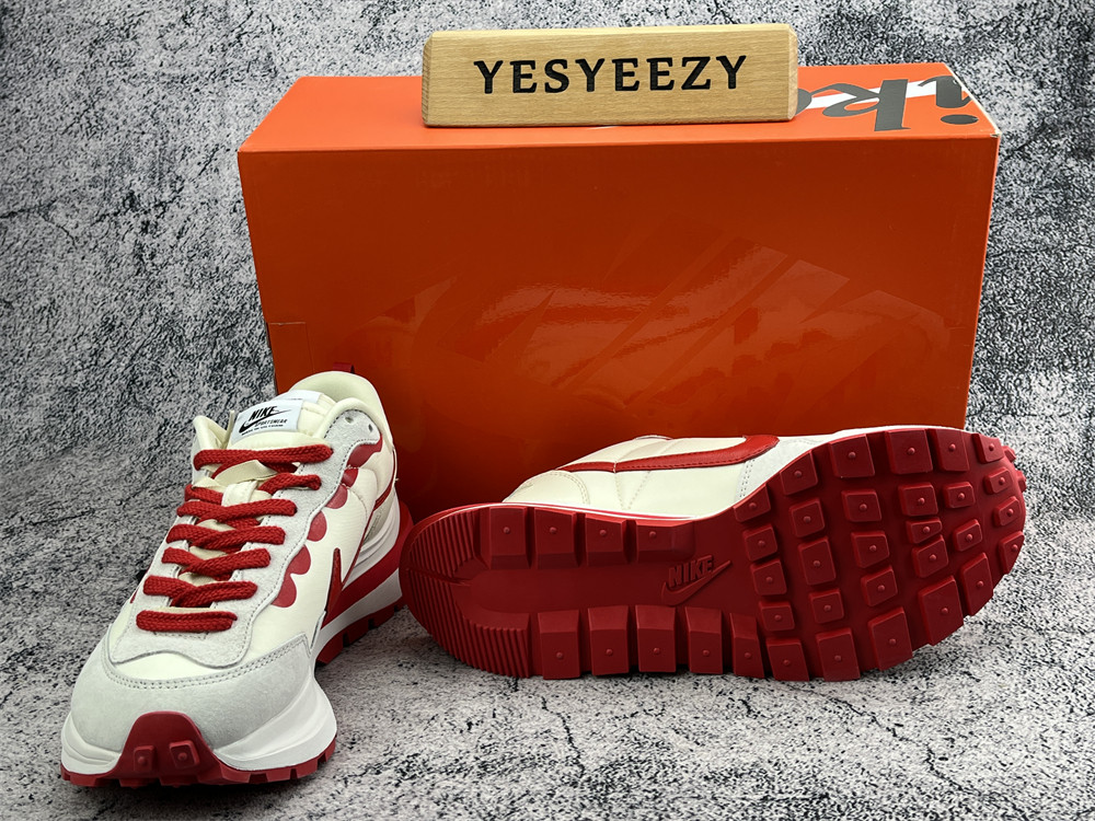 UA NIKE VAPORWAFFLE SACAI SAIL