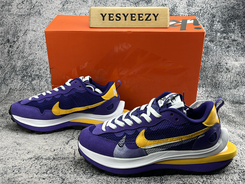 UA NIKE VAPORWAFFLE SACAI DARK IRIS