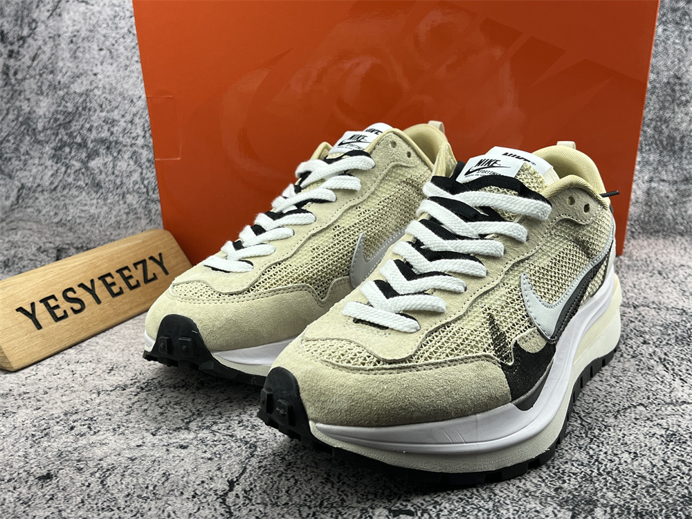 UA NIKE VAPORWAFFLE SACAI SPORT BEIGE
