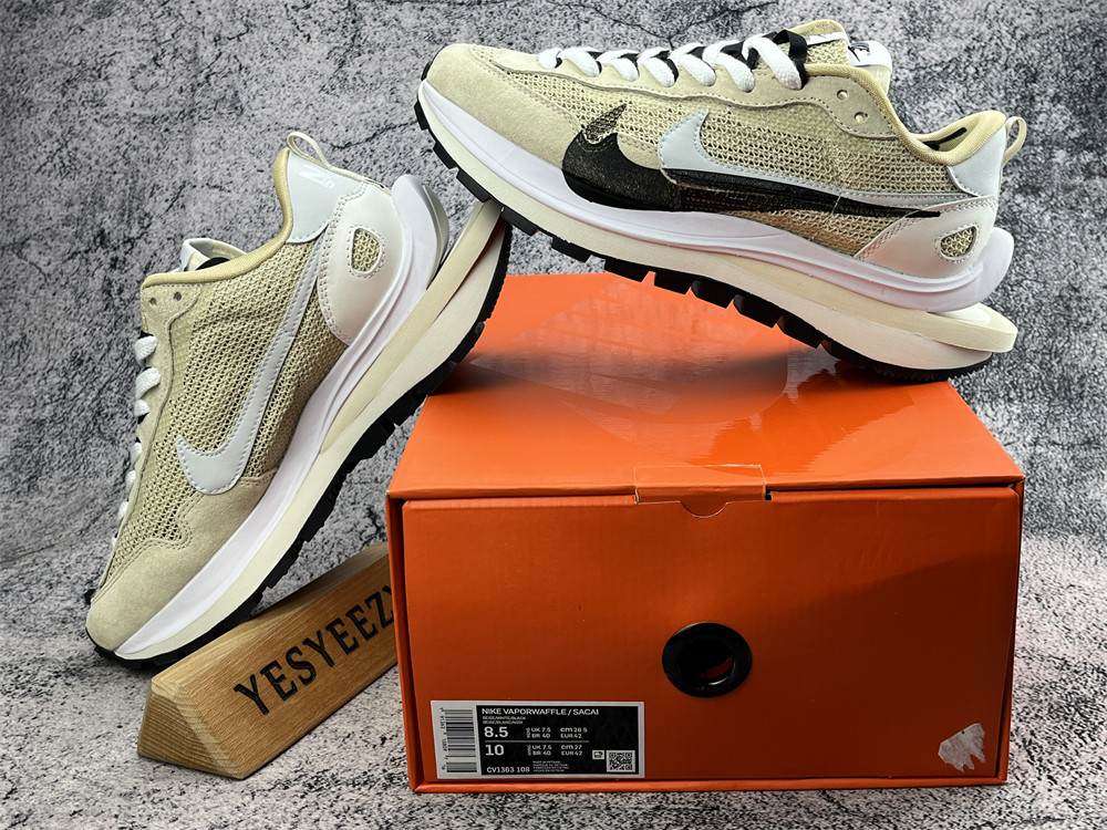 UA NIKE VAPORWAFFLE SACAI SPORT BEIGE