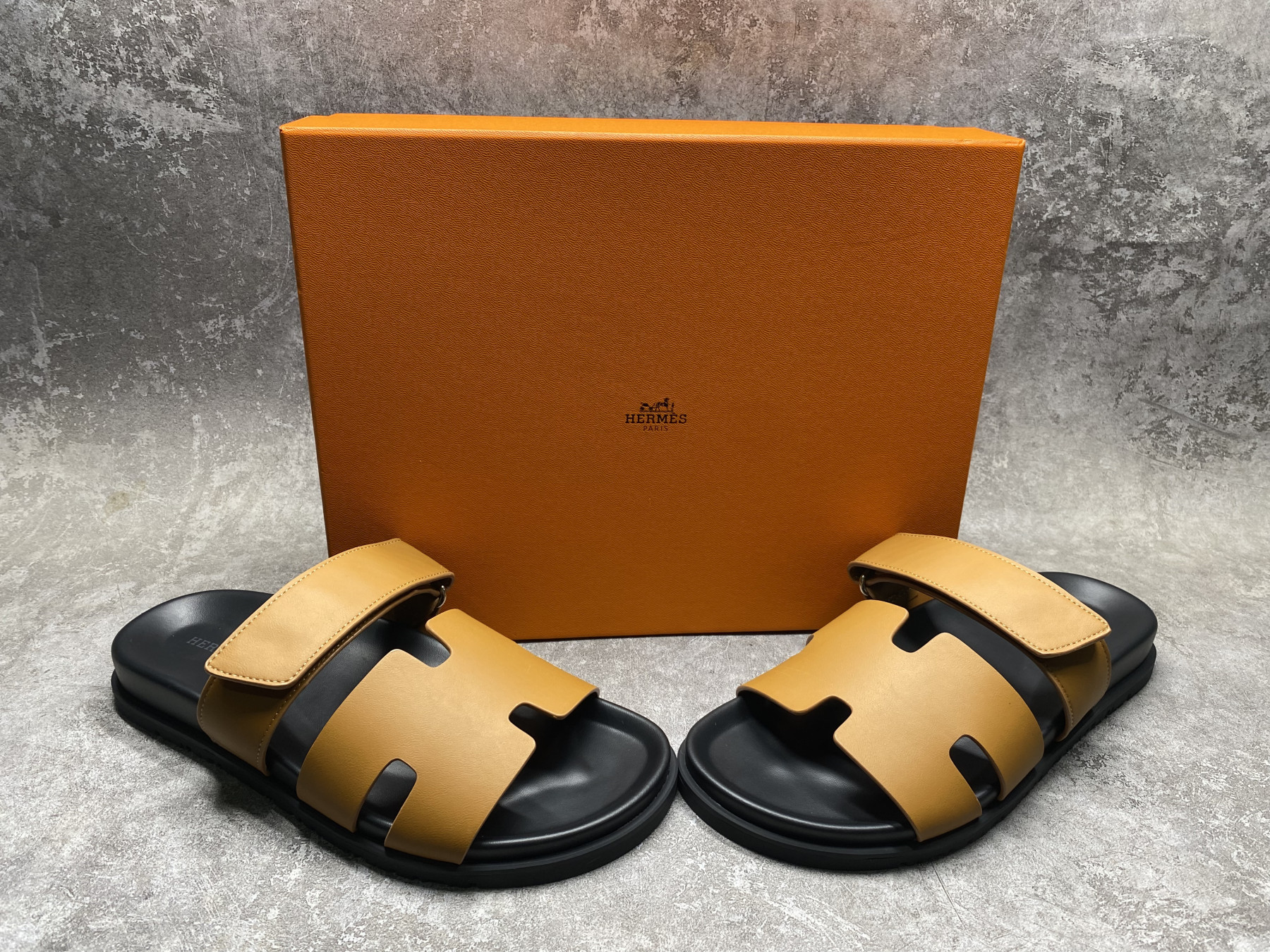 UA H**me5 Chypre Sandal