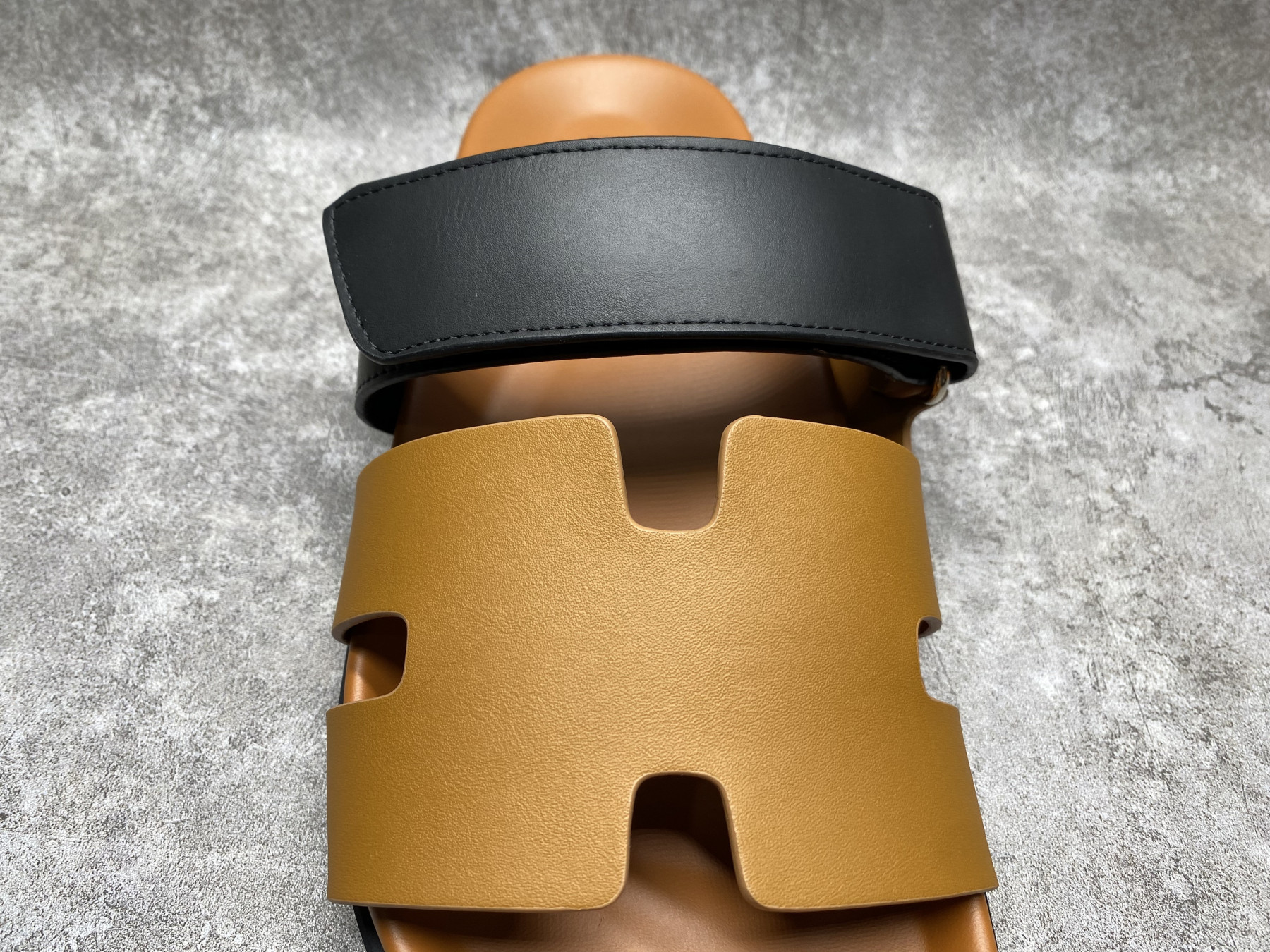 UA H**me5 Chypre Sandal