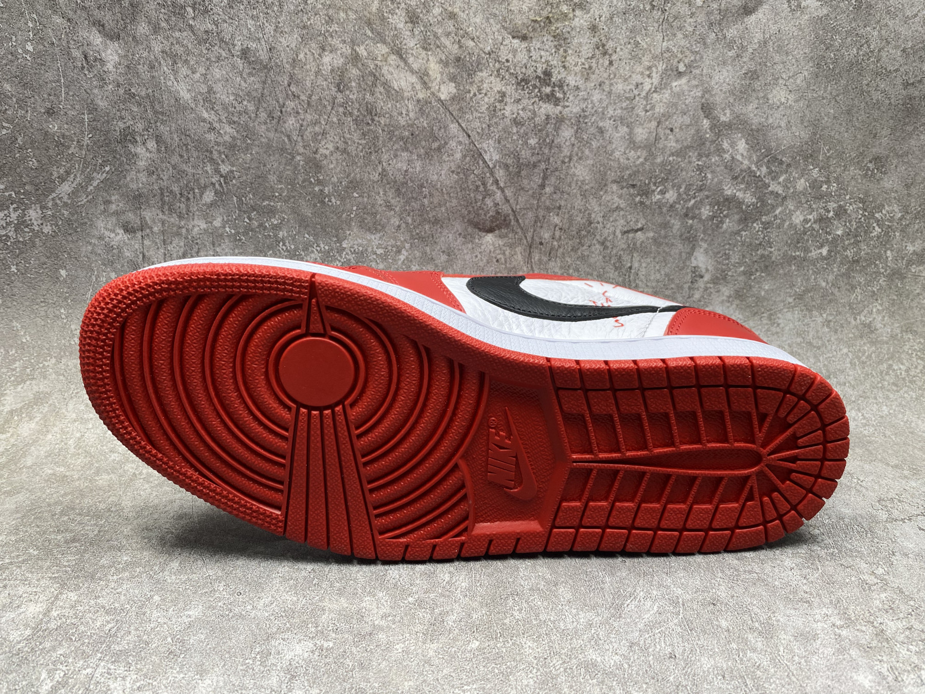 UA TRAVIS SCOTT X AIR JORDAN 1 LOW OG RED