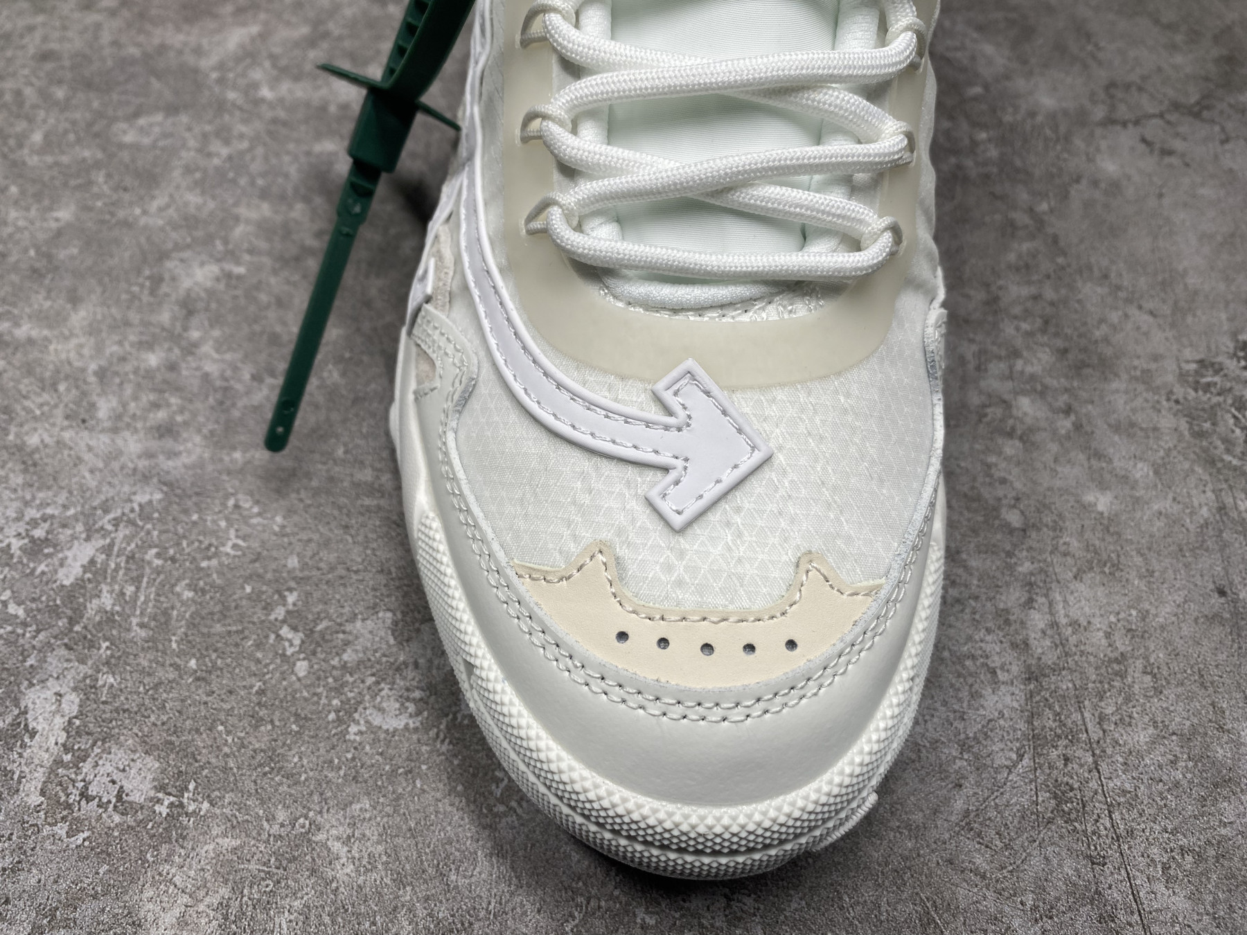 UA Off-White Odsy-2000 Sneaker