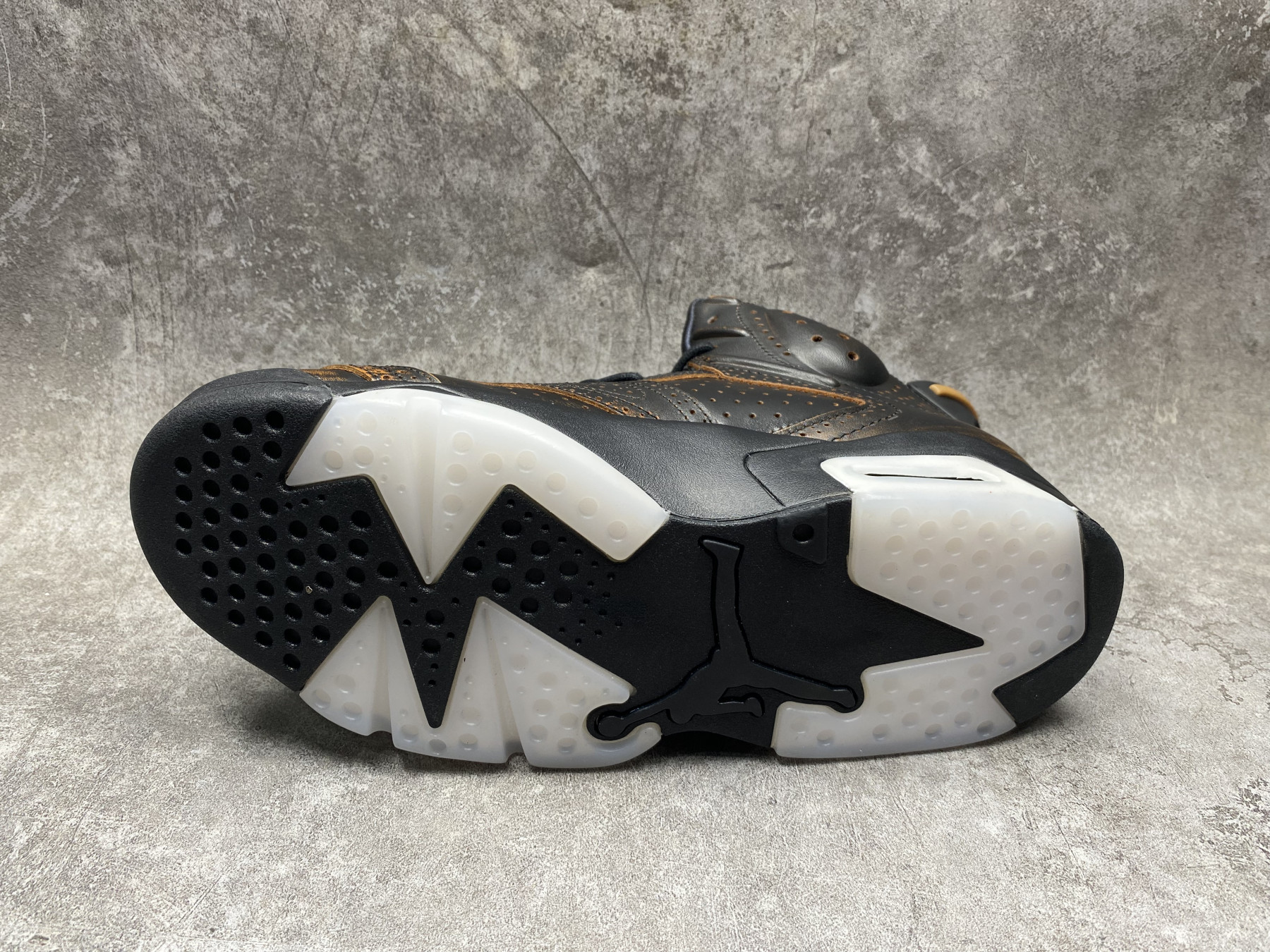 UA AIR JORDAN 6 Retro