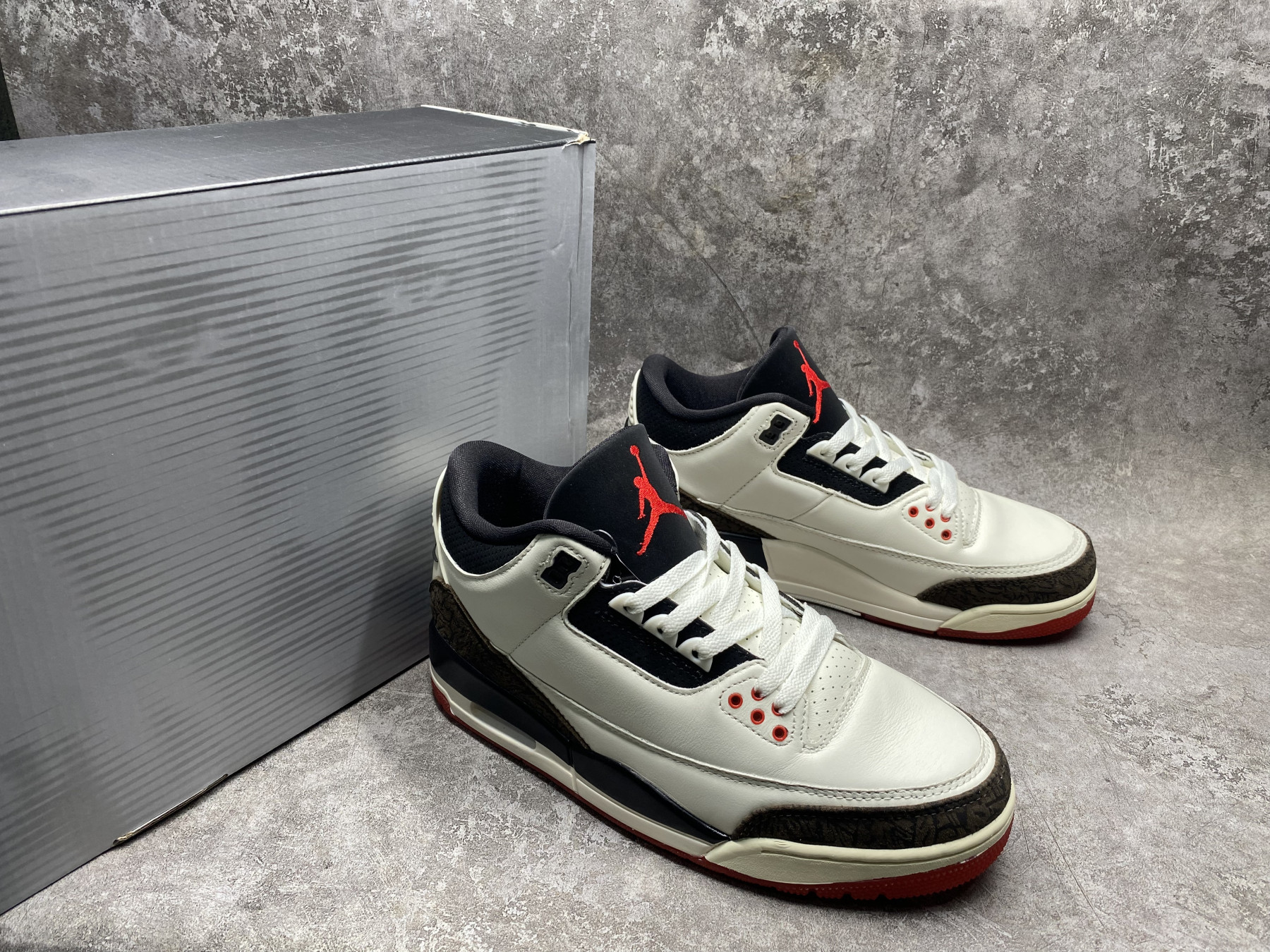 UA AIR JORDAN 3 Retro