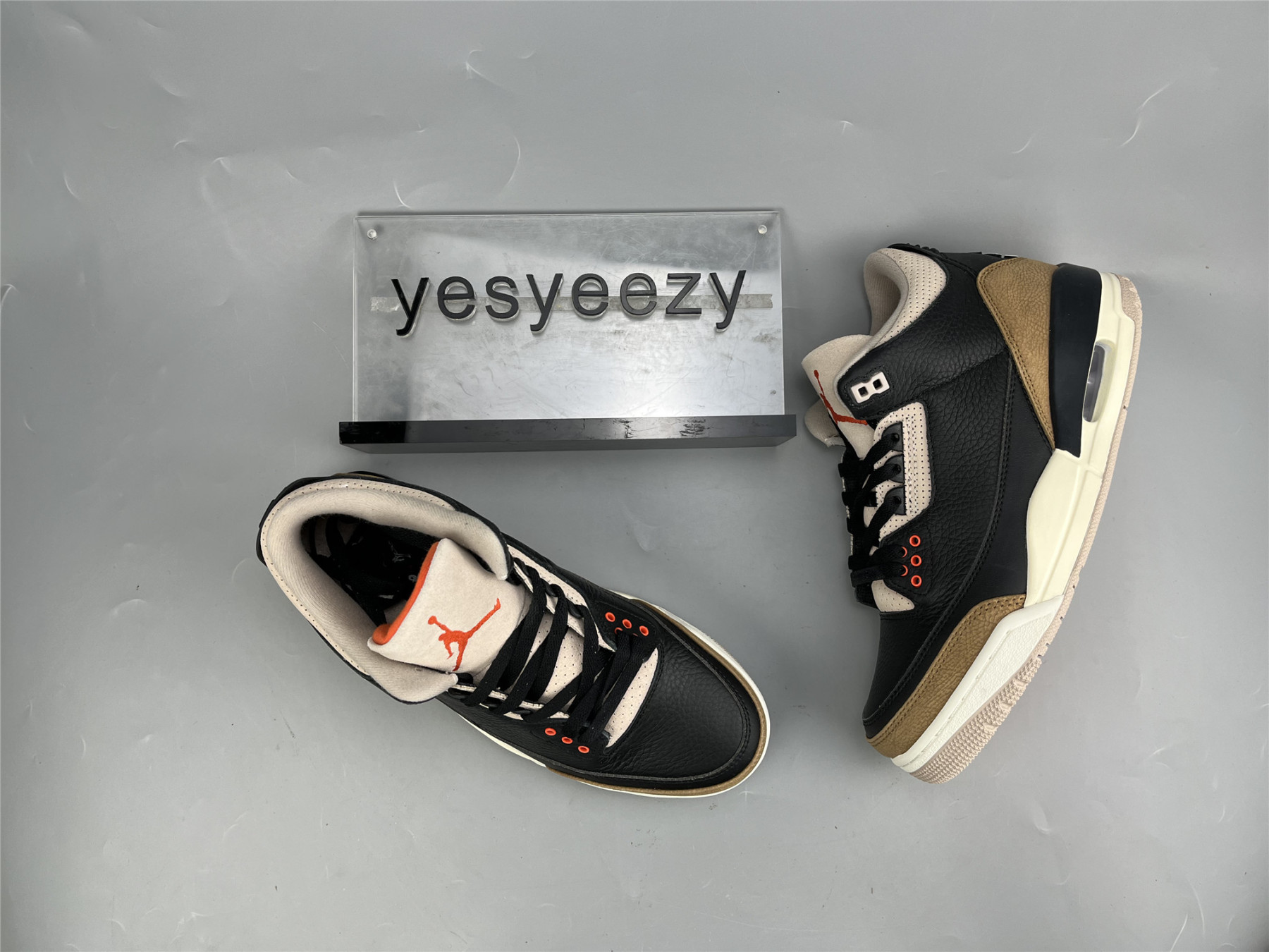 UA AIR JORDAN 3 RETRO 