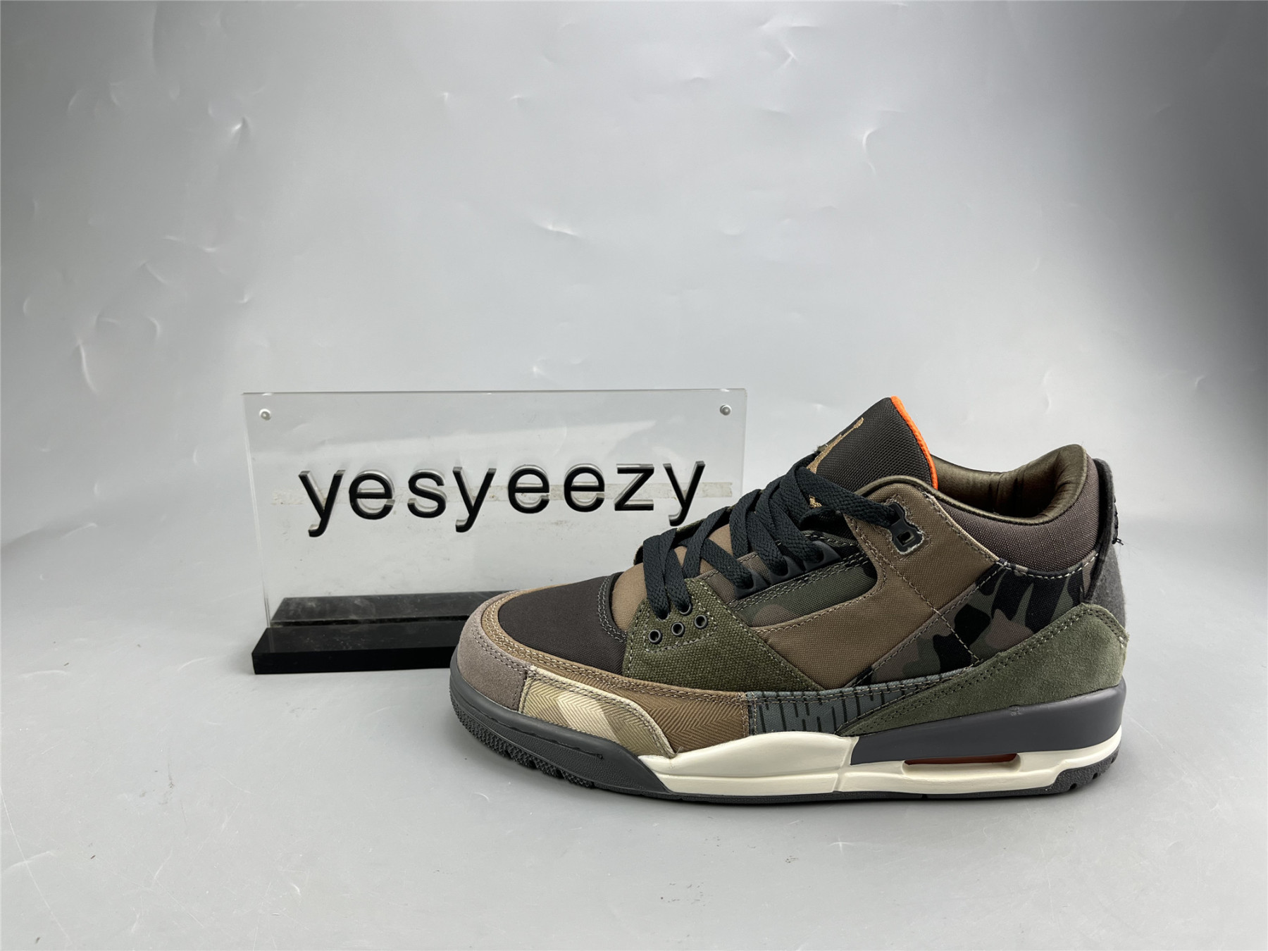 UA AIR JORDAN 3 RETRO 