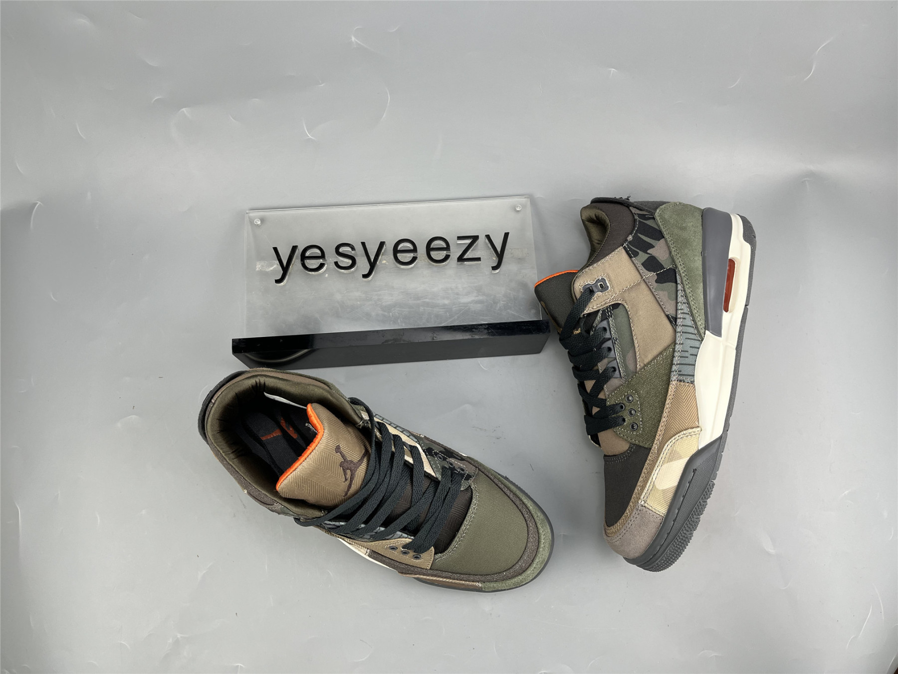 UA AIR JORDAN 3 RETRO 