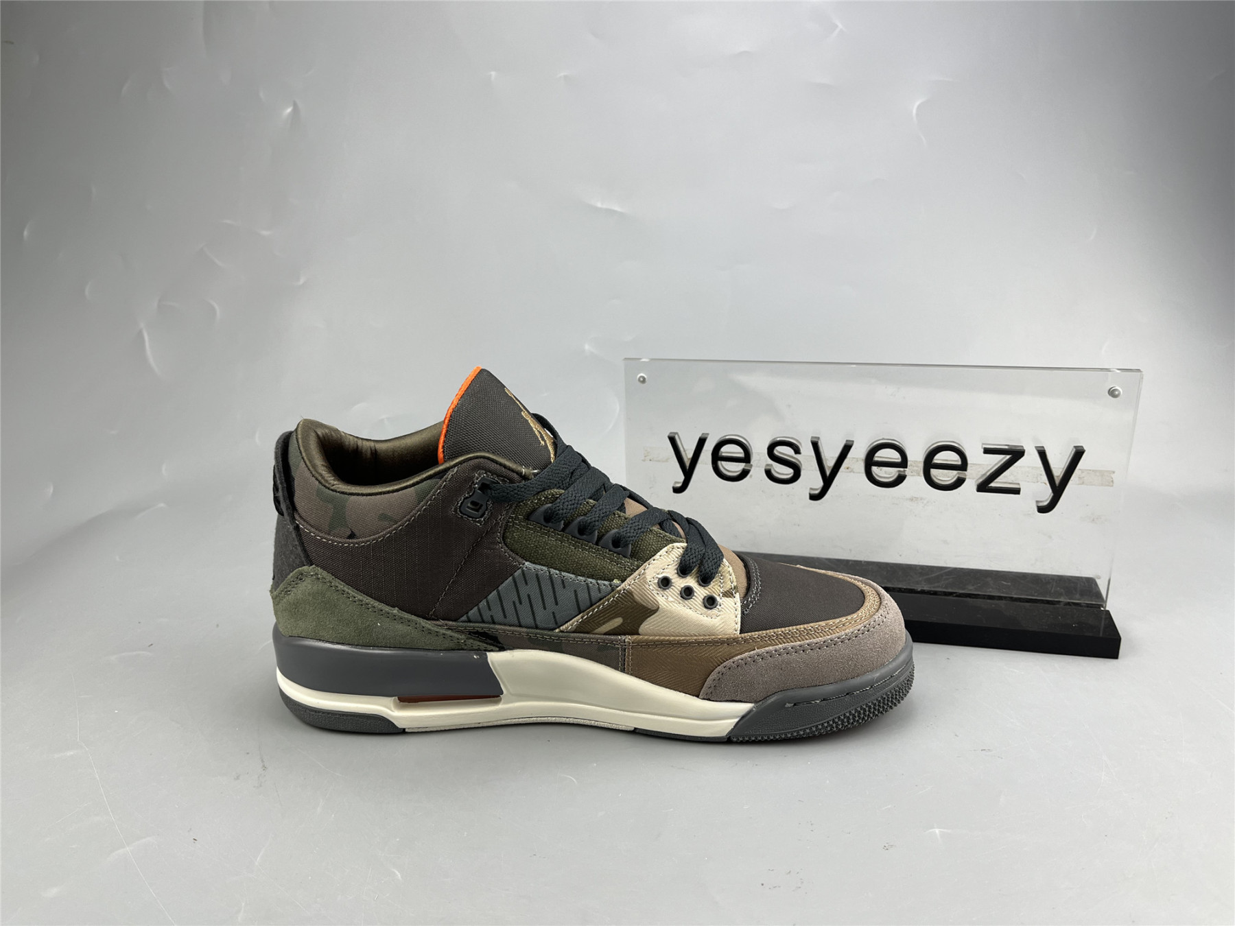 UA AIR JORDAN 3 RETRO 