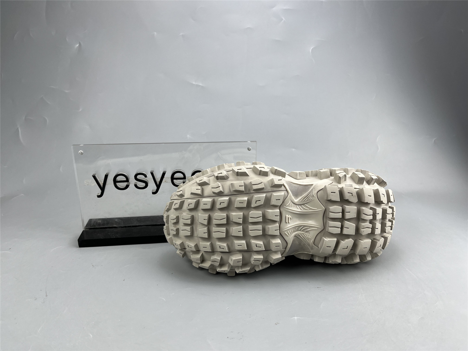 UA TRIPLE S CLEAR SOLE GREY BEIGE
