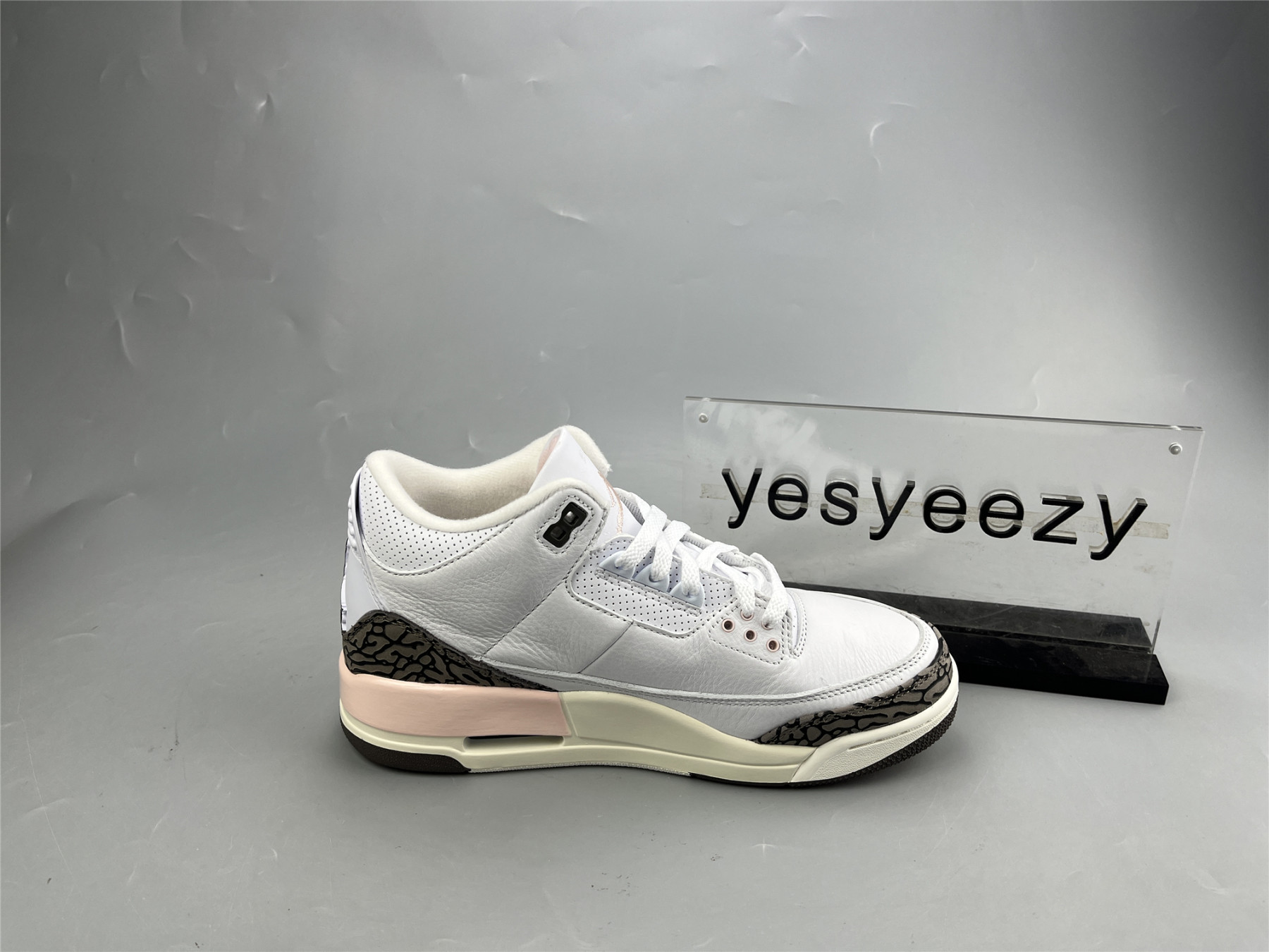 UA WMNS AIR JORDAN 3 RETRO 