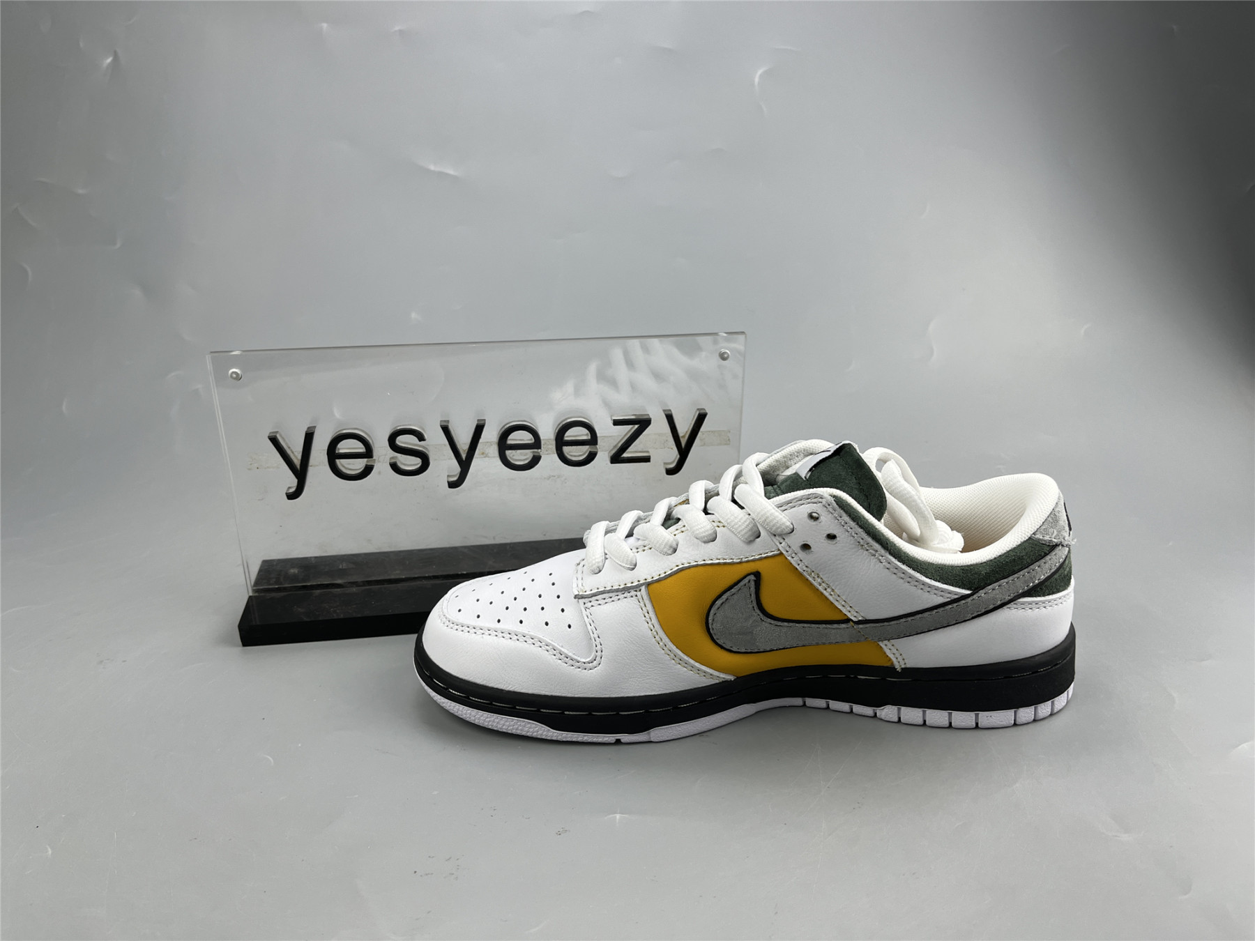 UA NIKE DUNK LOW KOBE WHITE YELLOW GREEN