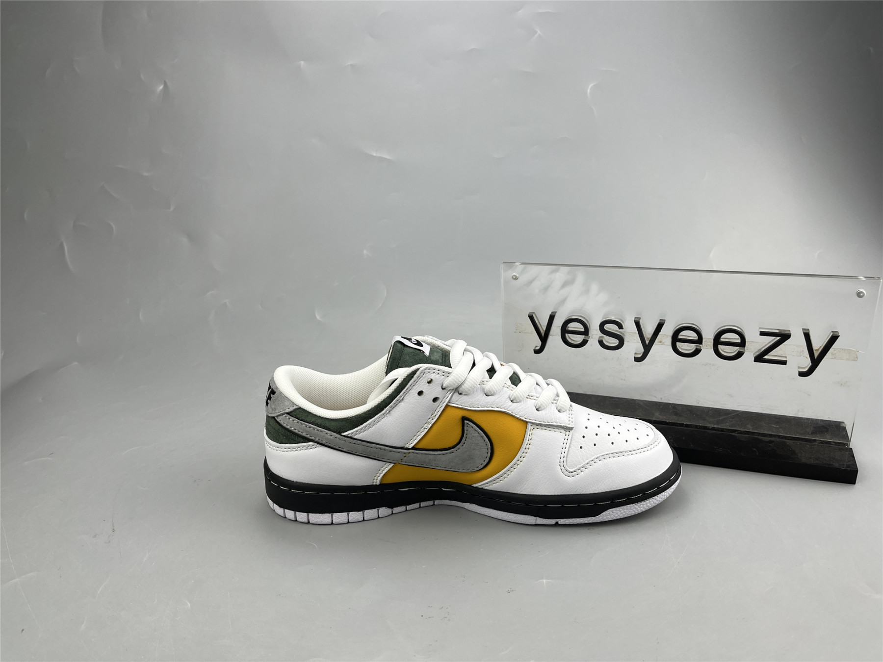 UA NIKE DUNK LOW KOBE WHITE YELLOW GREEN