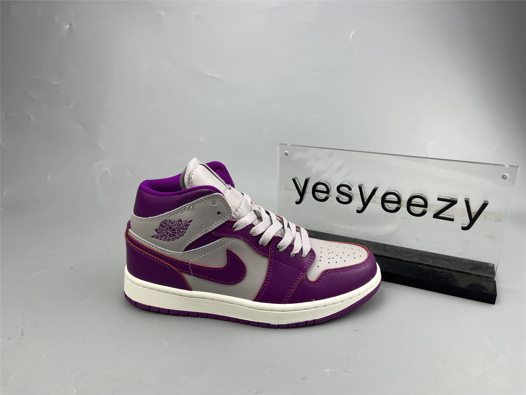 UA WMNS AIR JORDAN 1 MID 