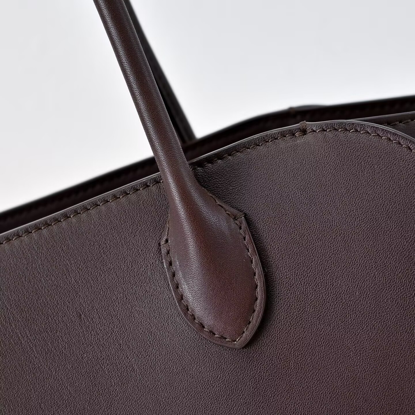 The R0w Marlo Bag in Leather 30x14x21cm