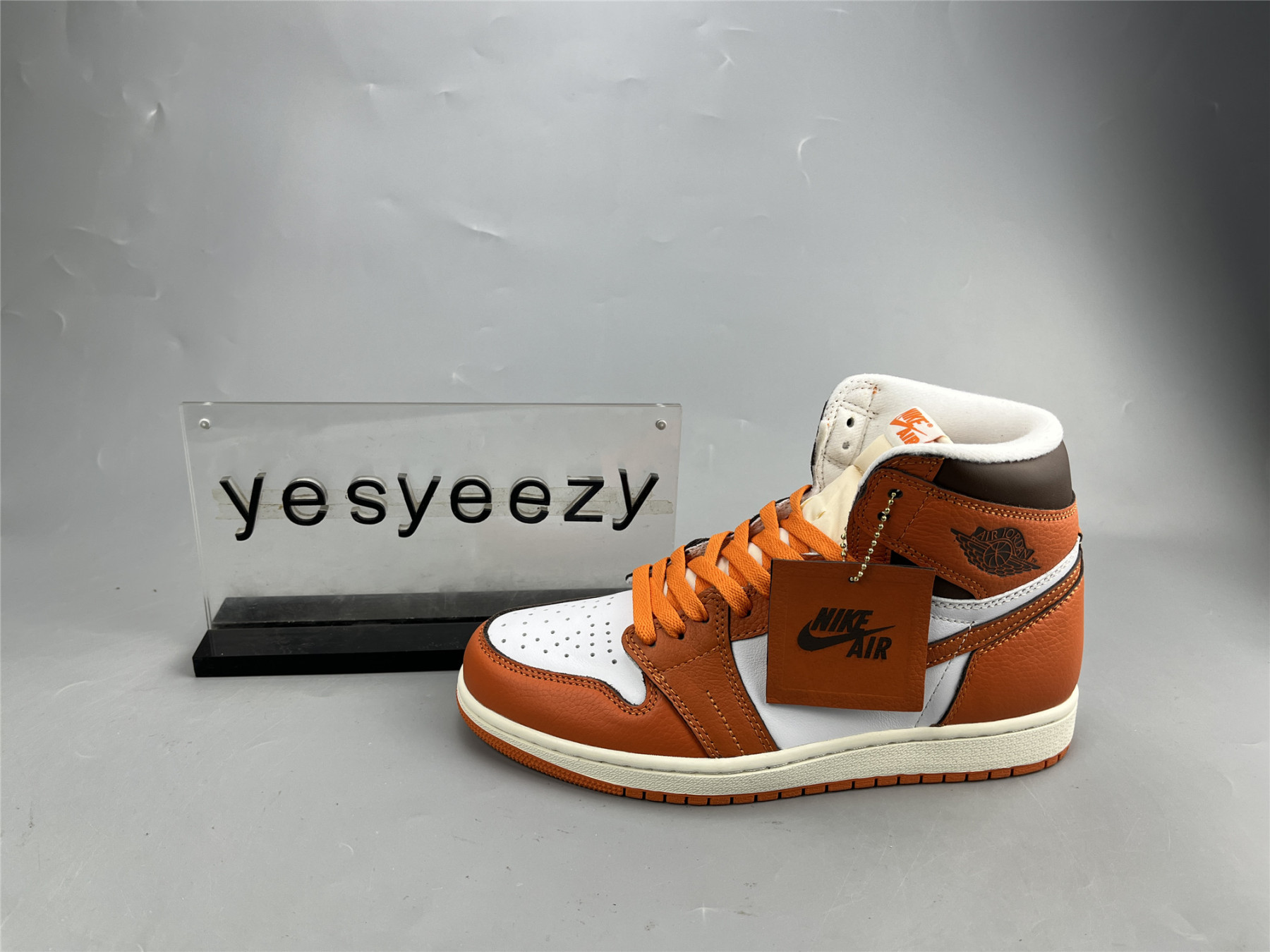 UA WMNS AIR JORDAN 1 HIGH OG 