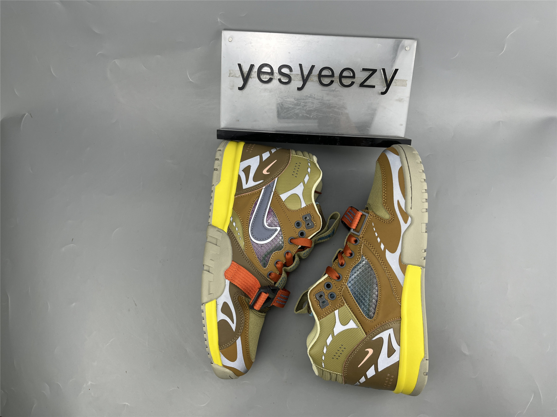 UA NIKE AIR TRAINER 1 