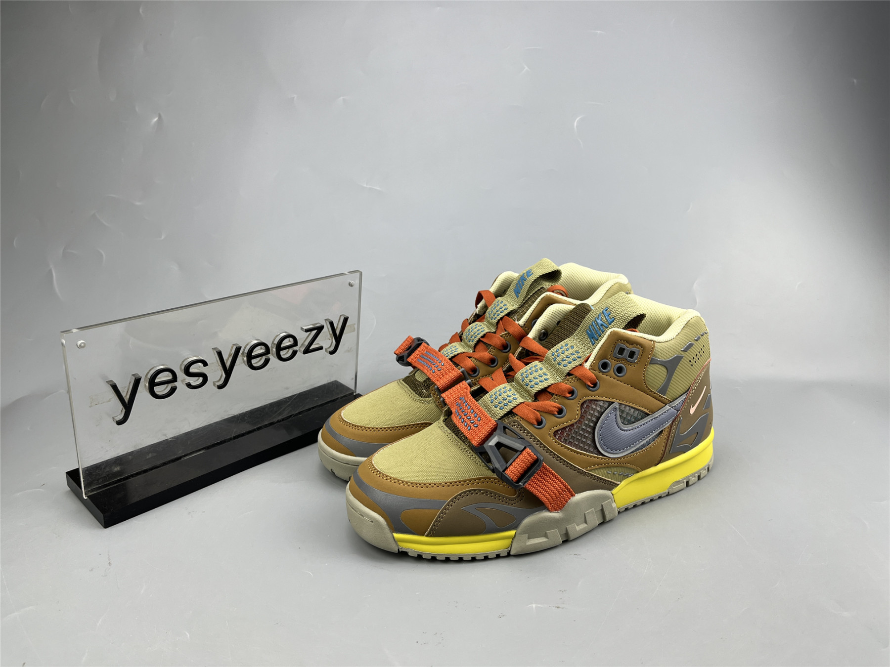 UA NIKE AIR TRAINER 1 