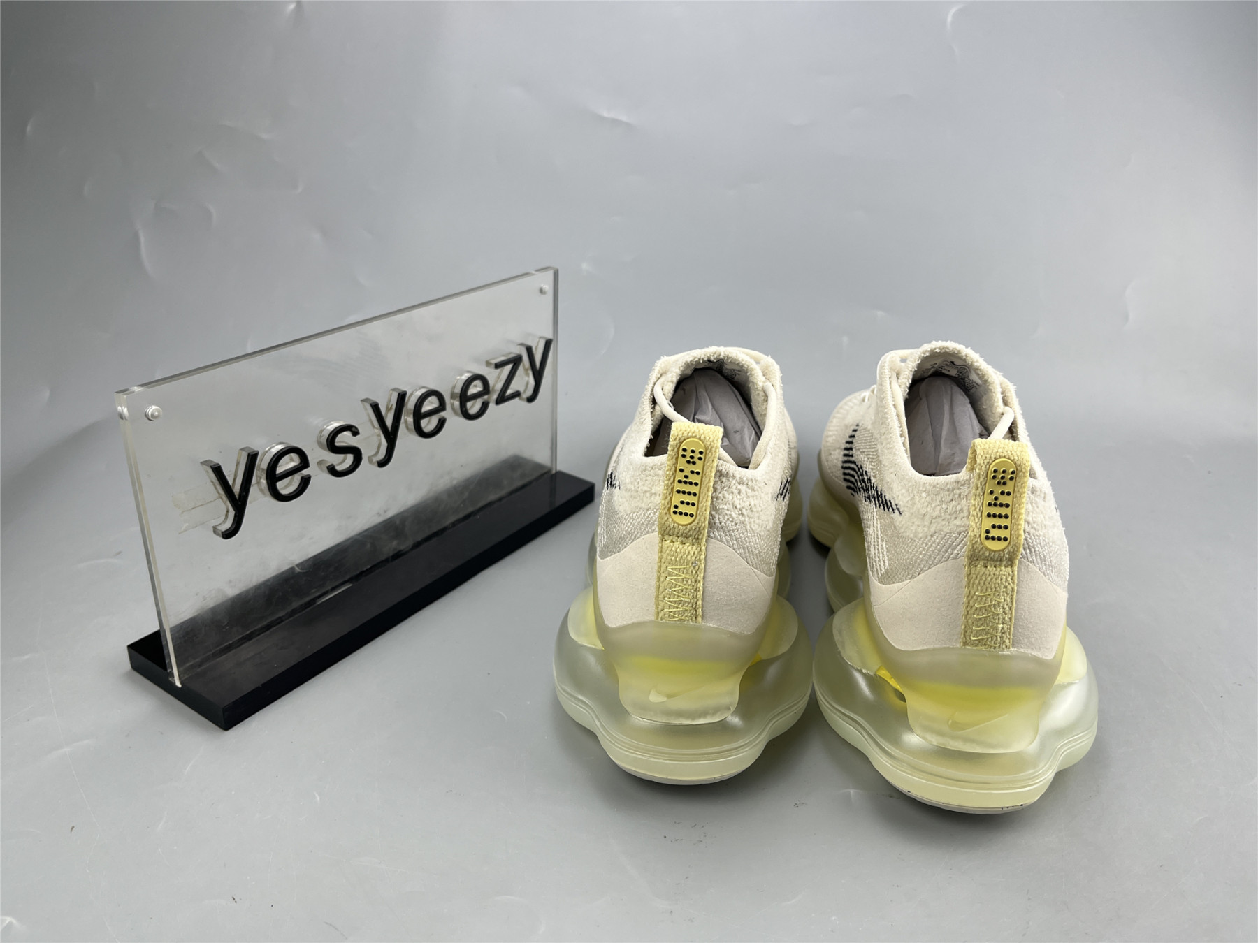 UA NIKE AIR MAX SCORPION