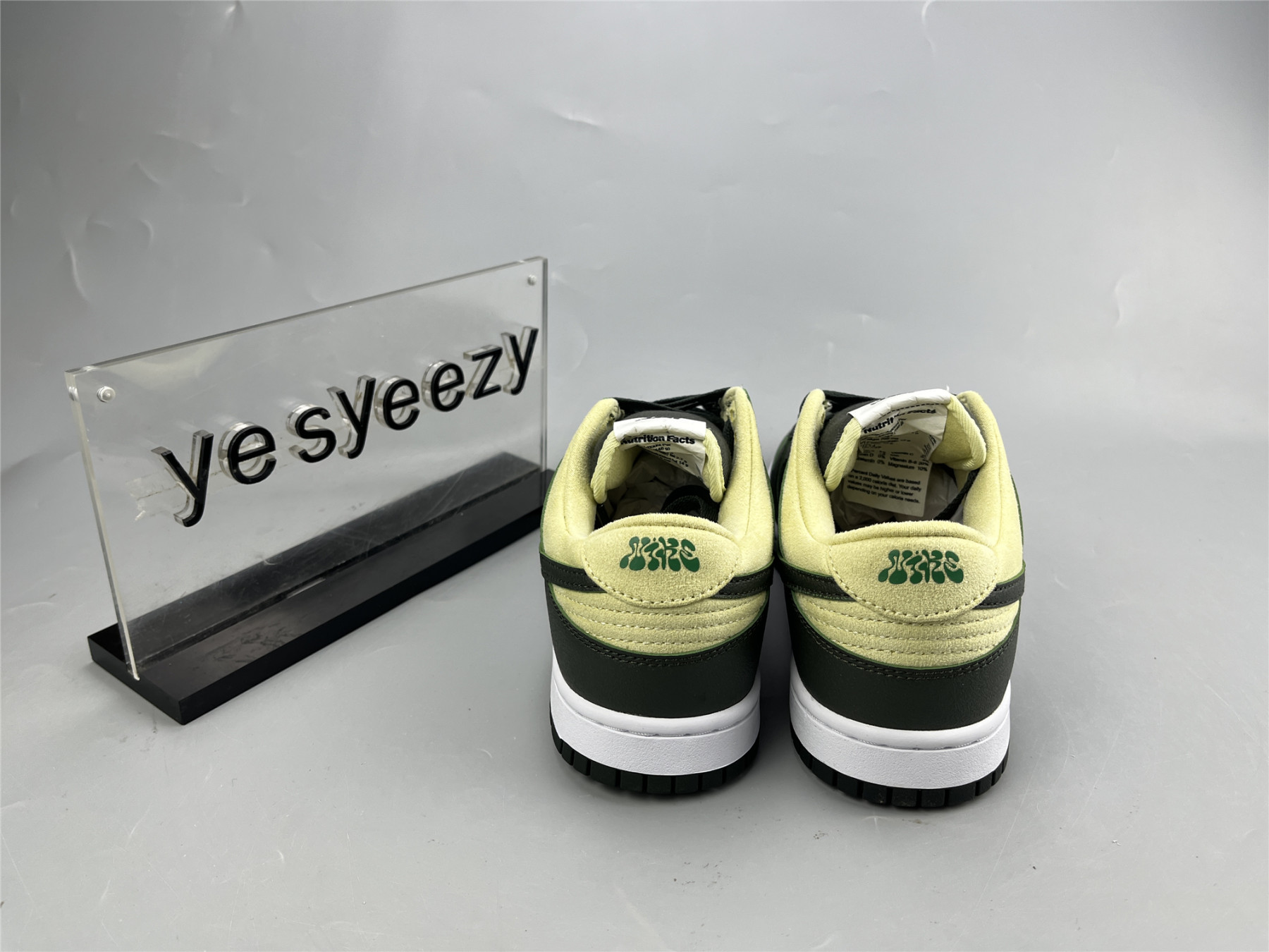 UA NIKE WMNS DUNK LOW LX 