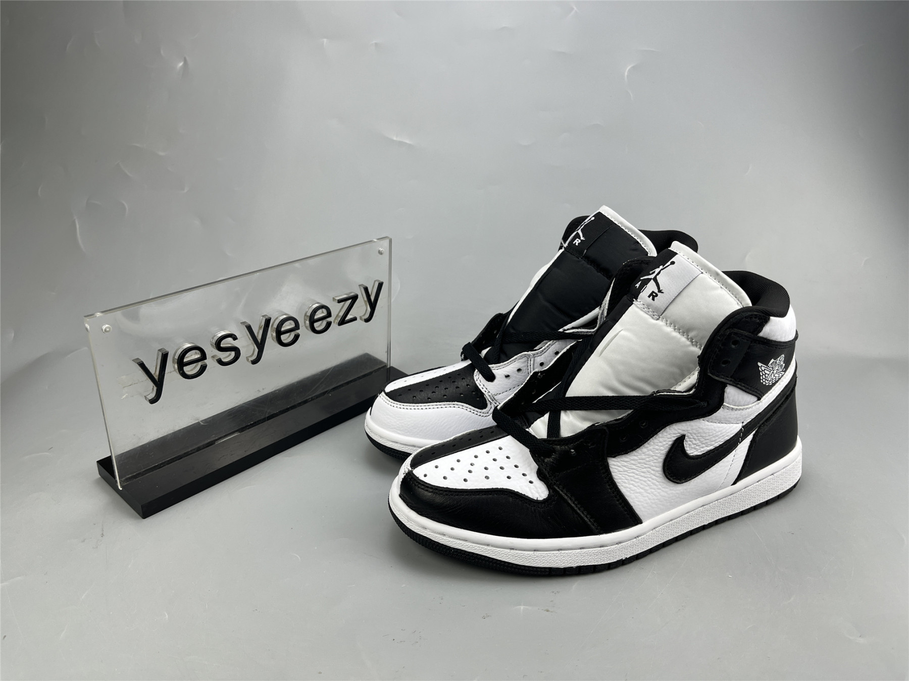 UA WMNS AIR JORDAN 1 MID SE 