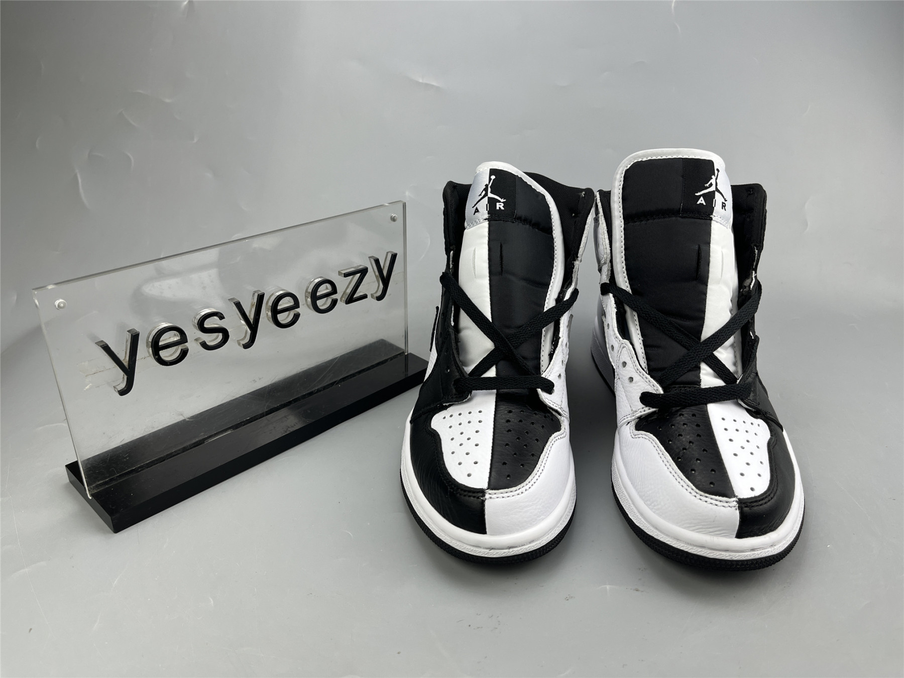 UA WMNS AIR JORDAN 1 MID SE 