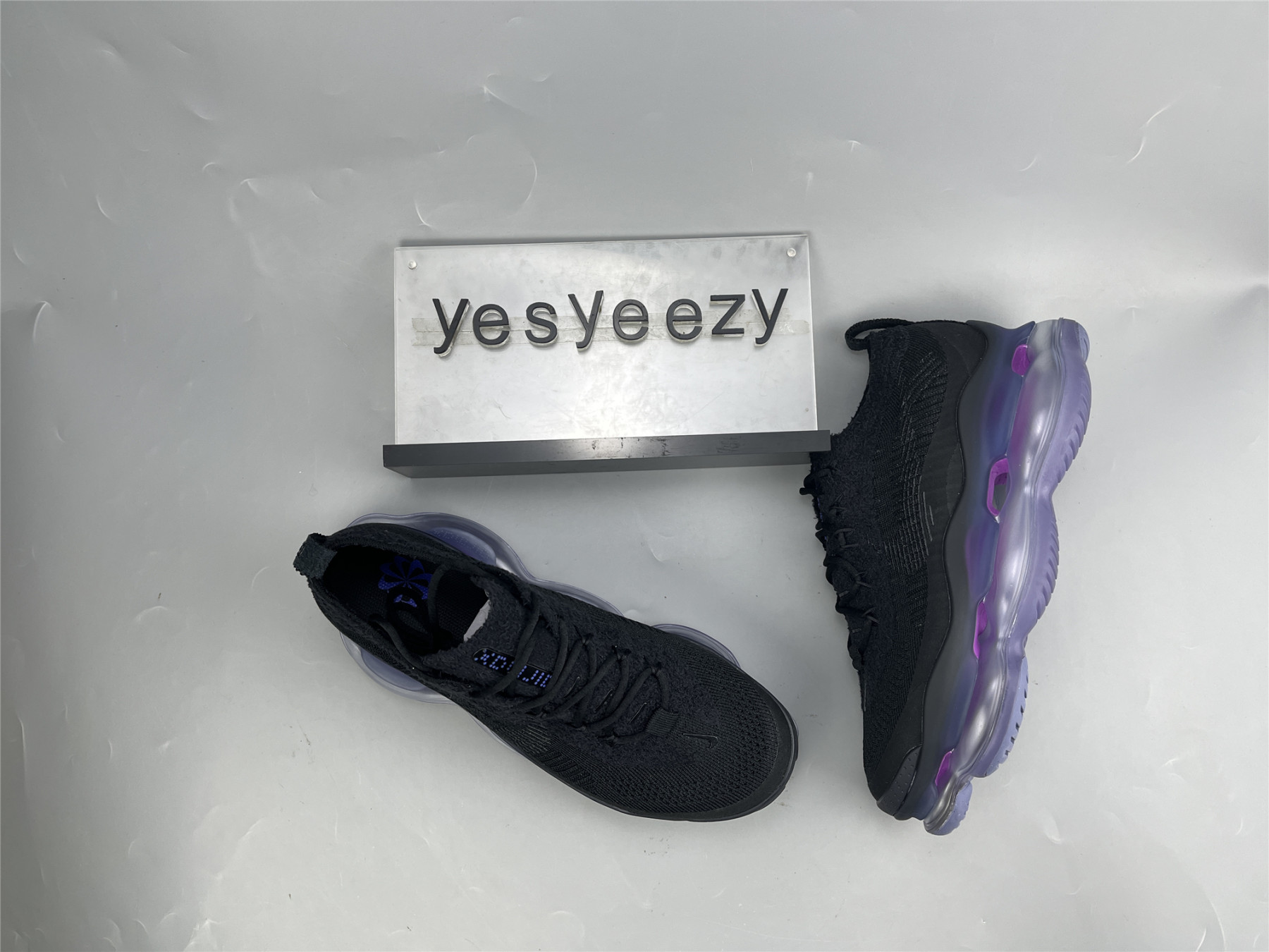 UA NIKE AIR MAX SCORPION 