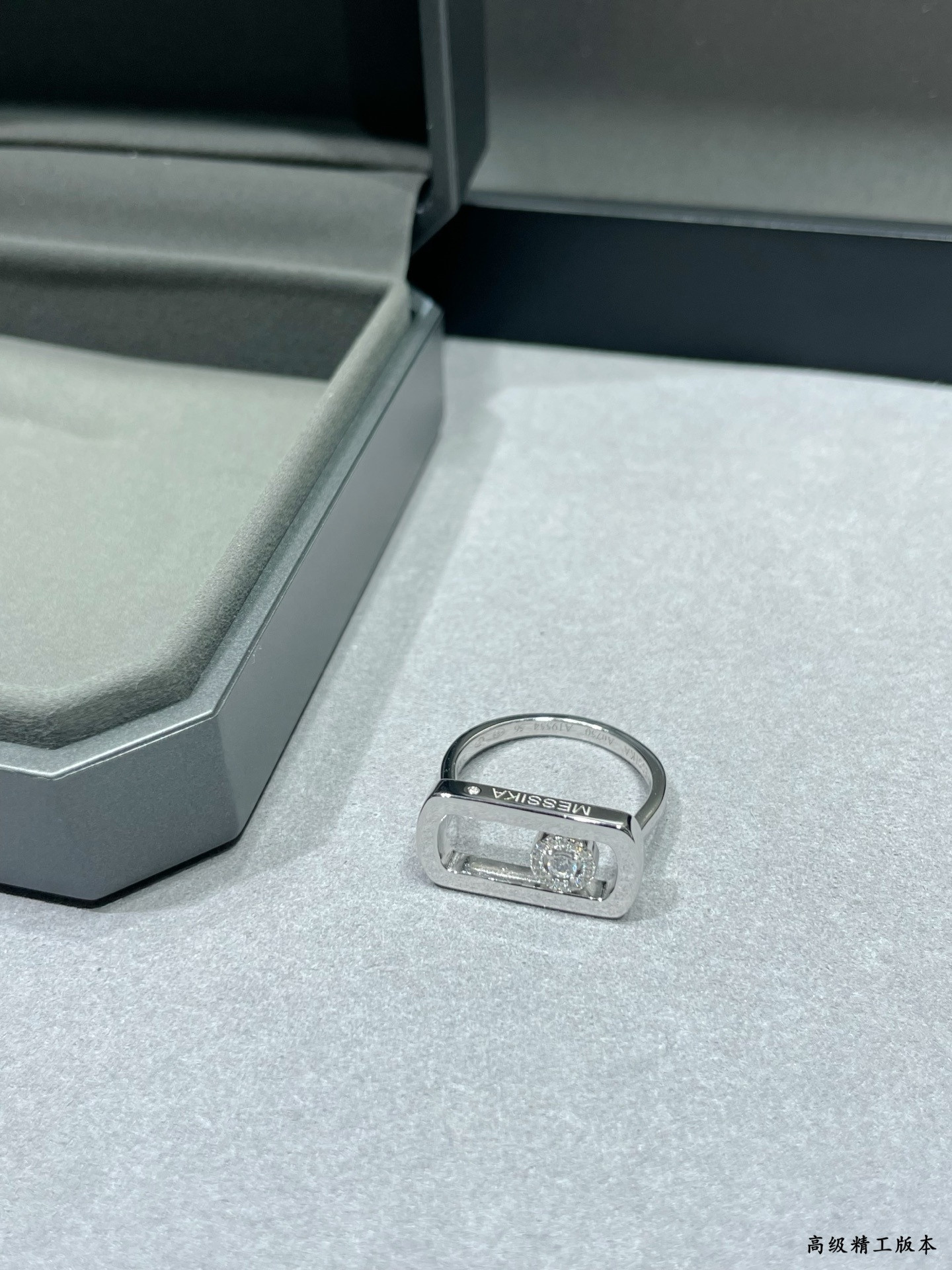 Messika Large Solitaire D1am0nd Ring