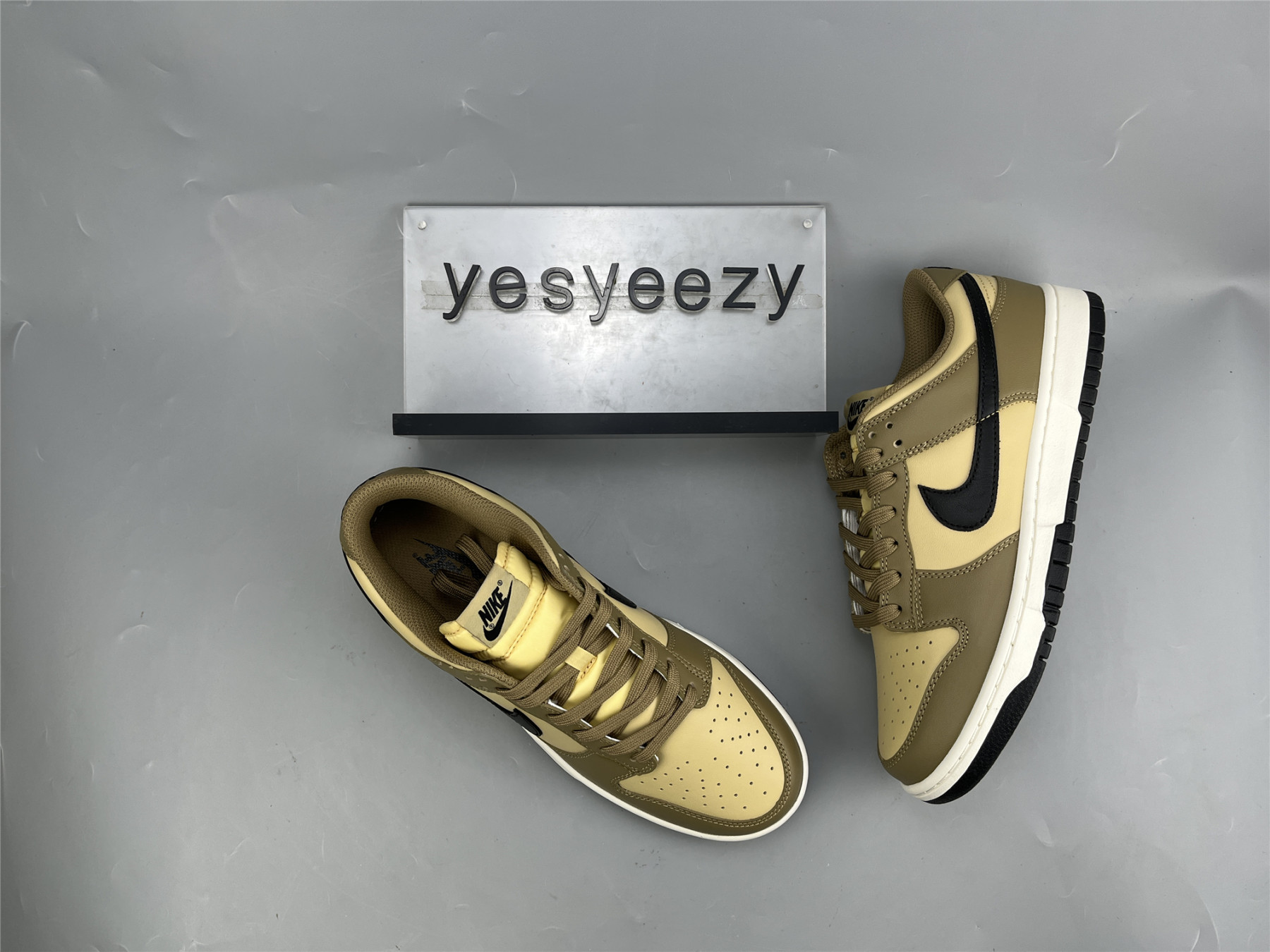 UA NIKE WMNS DUNK LOW 