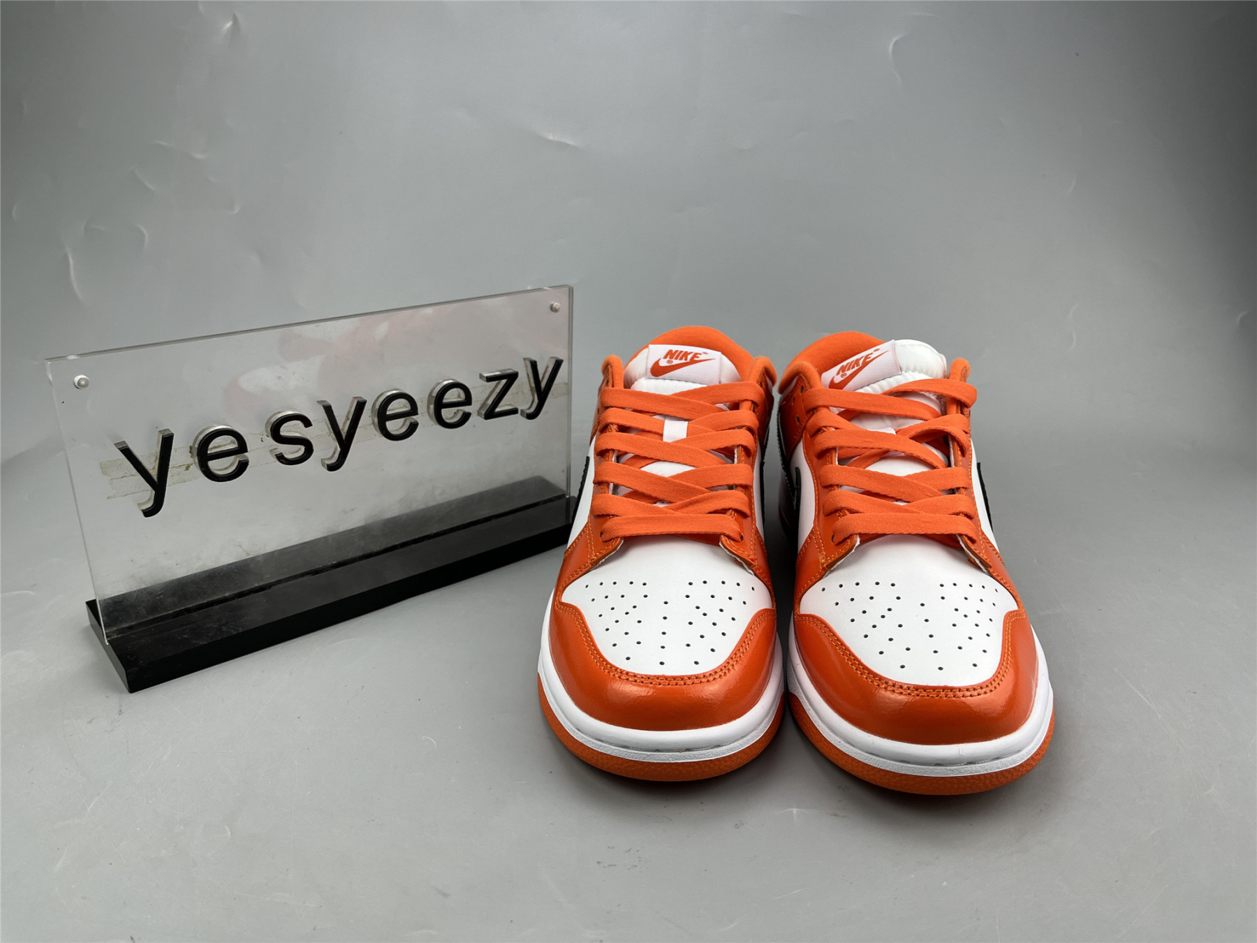 UA NIKE WMNS DUNK LOW 