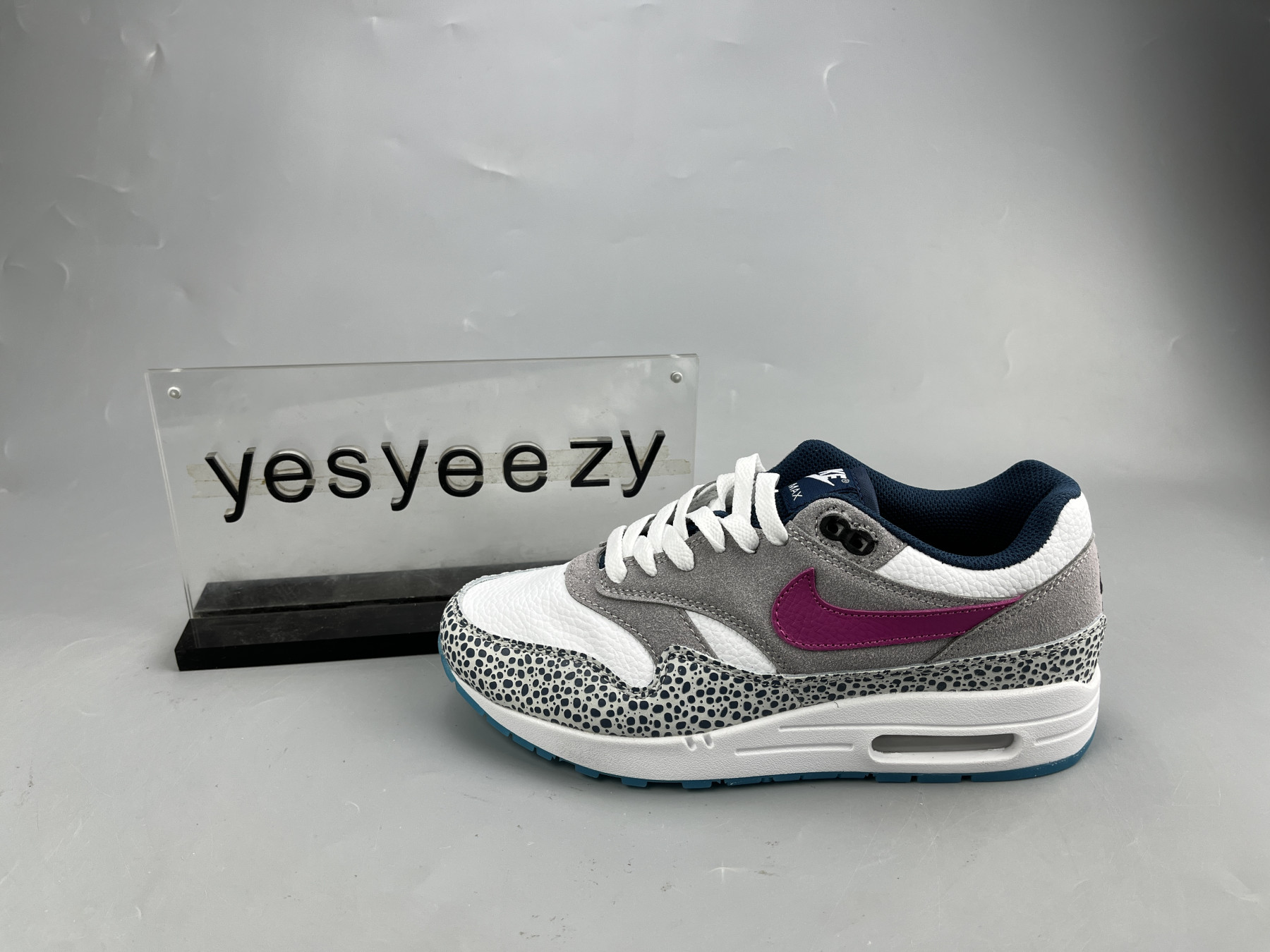 UA NIKE AIR MAX 1 GREY WHITE
