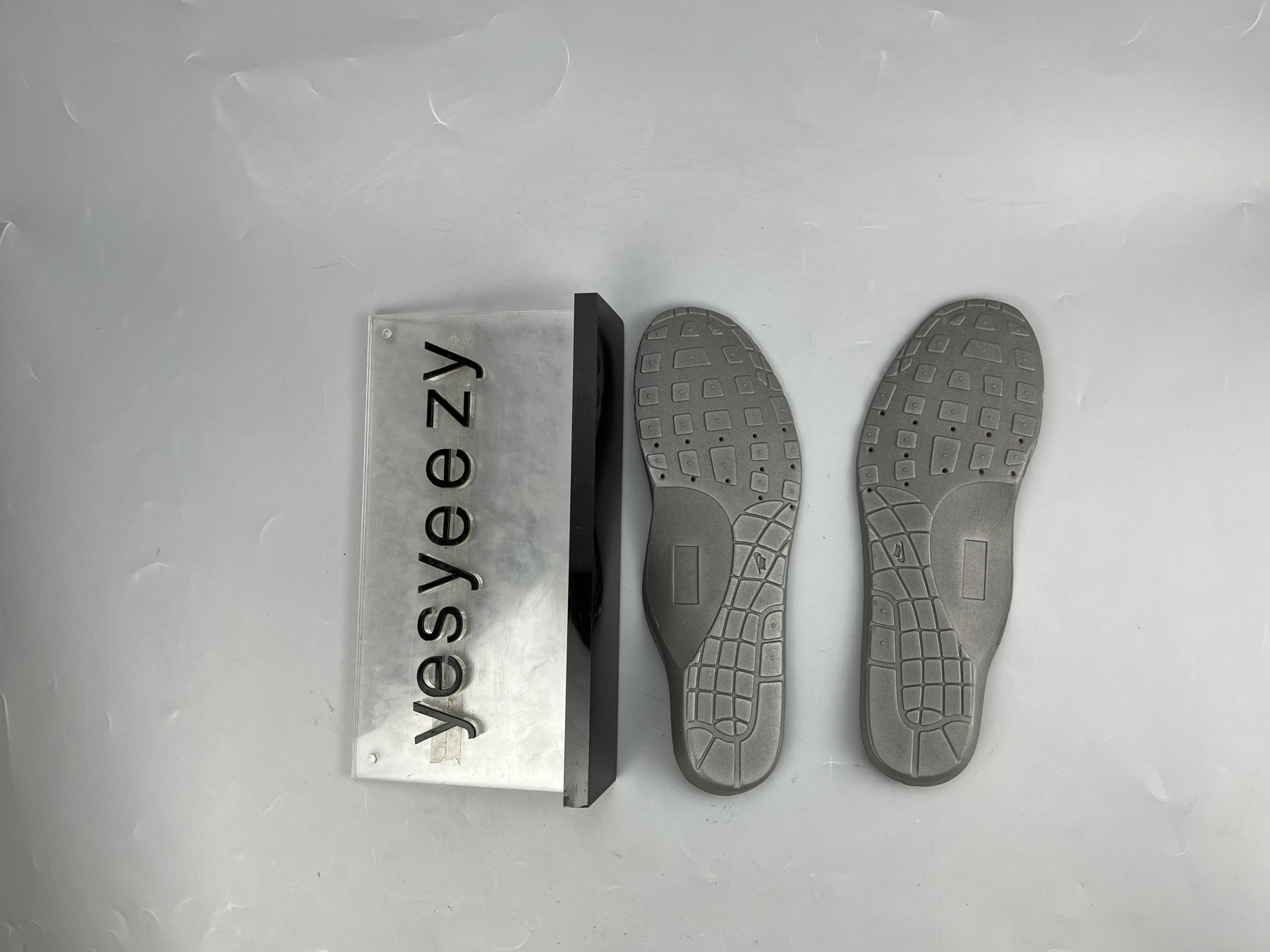 UA NIKE AIR MAX 1 GREY WHITE