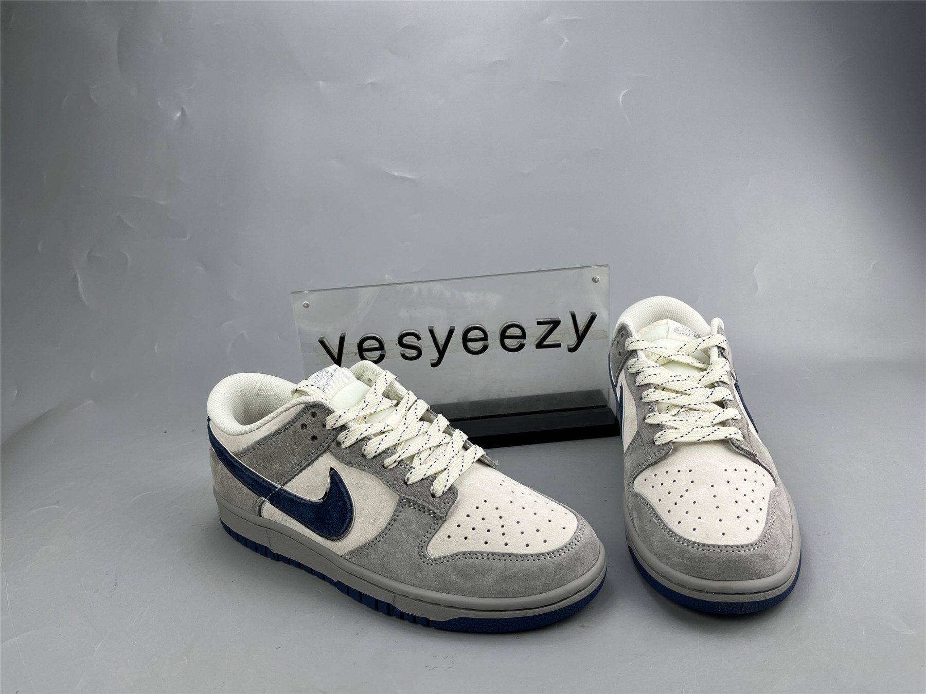 UA NIKE DUNK LOW LIGHT GREY