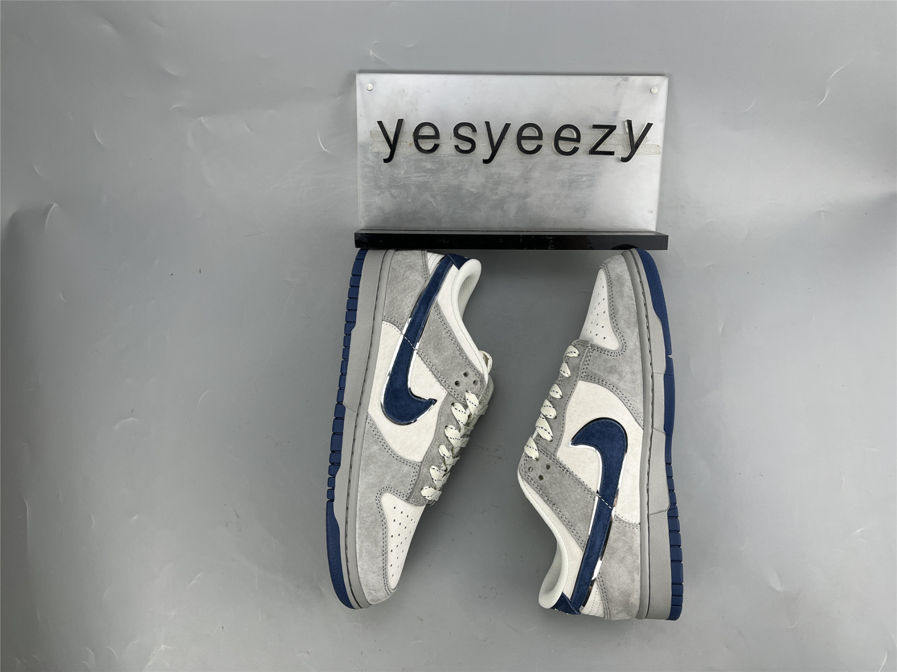 UA NIKE DUNK LOW LIGHT GREY