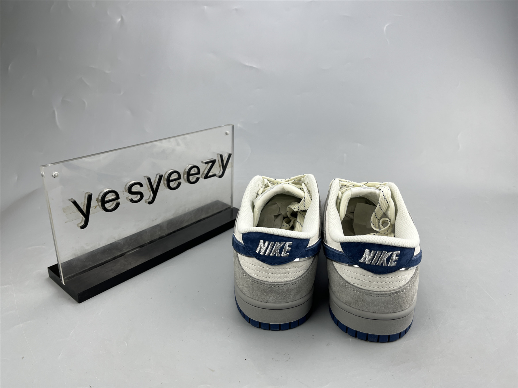 UA NIKE DUNK LOW LIGHT GREY