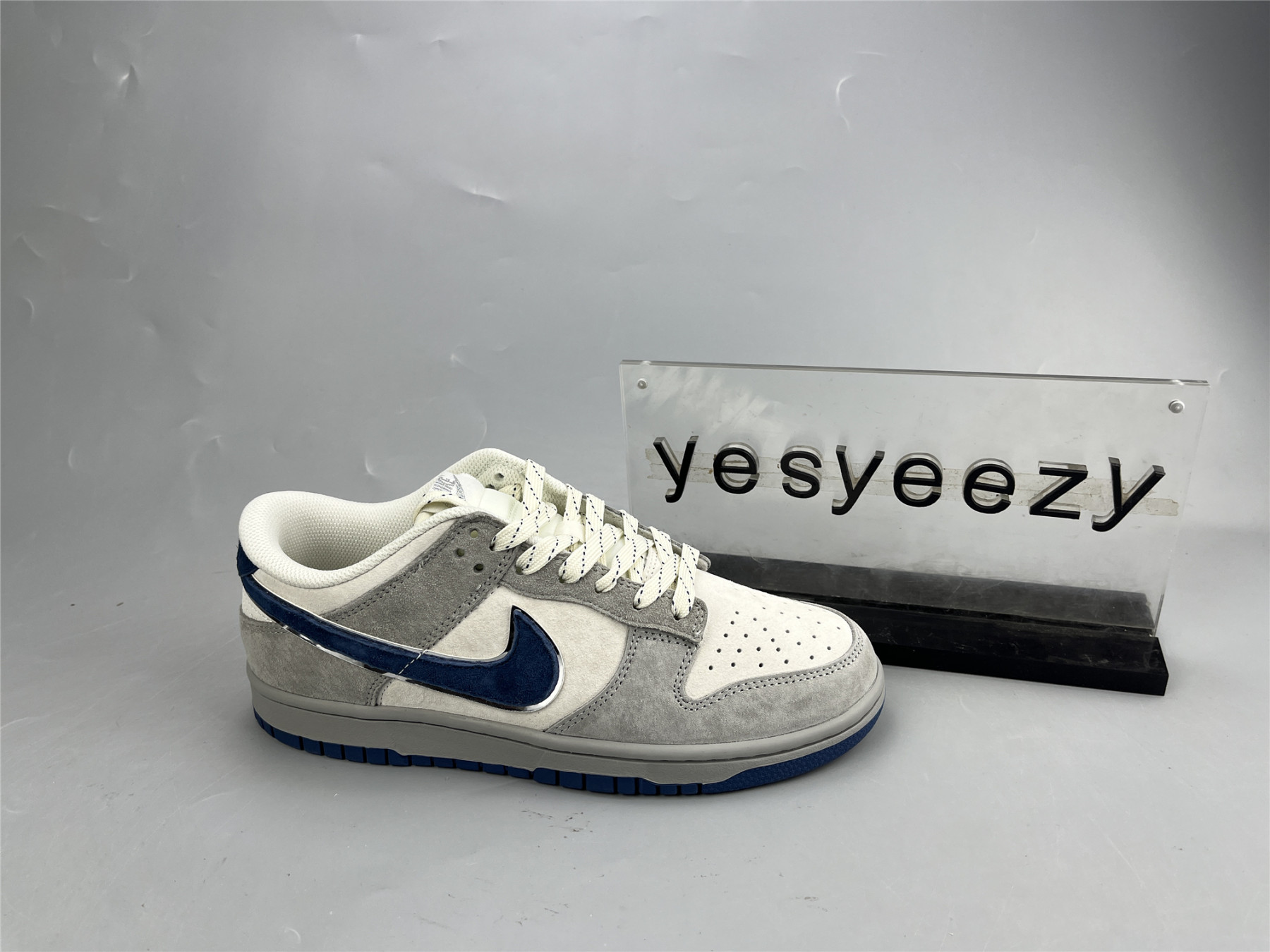 UA NIKE DUNK LOW LIGHT GREY