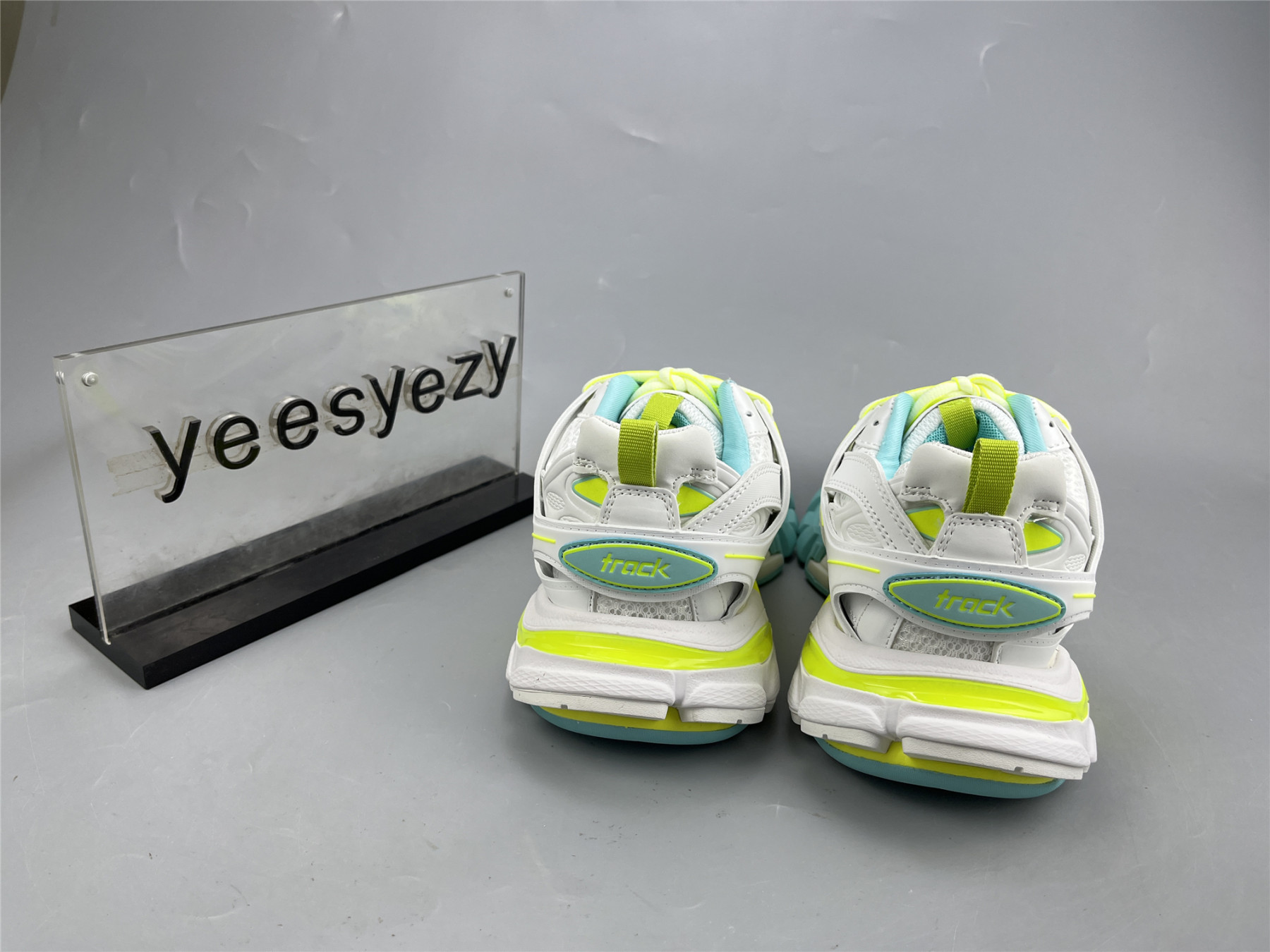 UA TRACK SNEAKER WHT FLUO Y TURQ